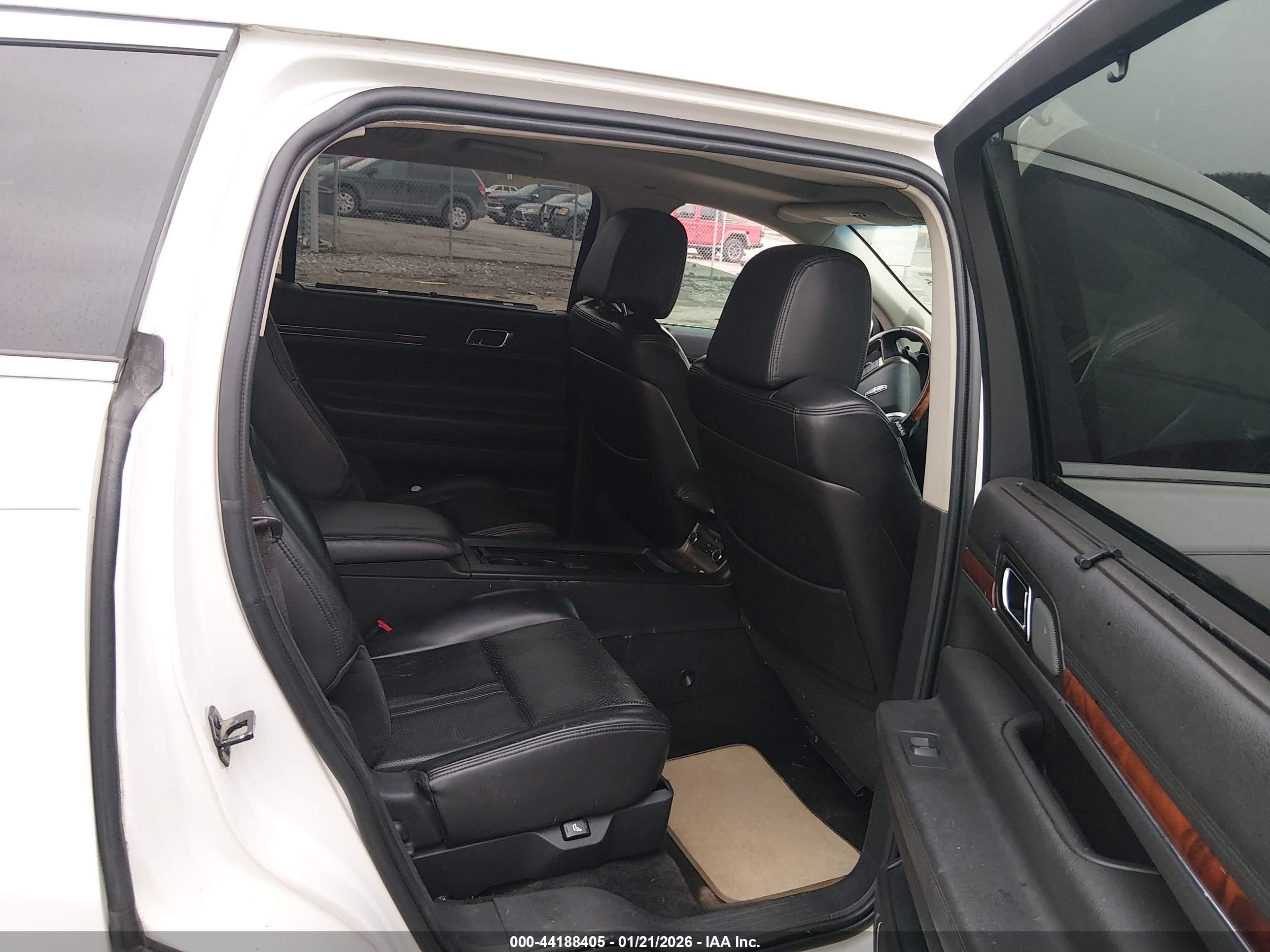 LINCOLN MKT image 8