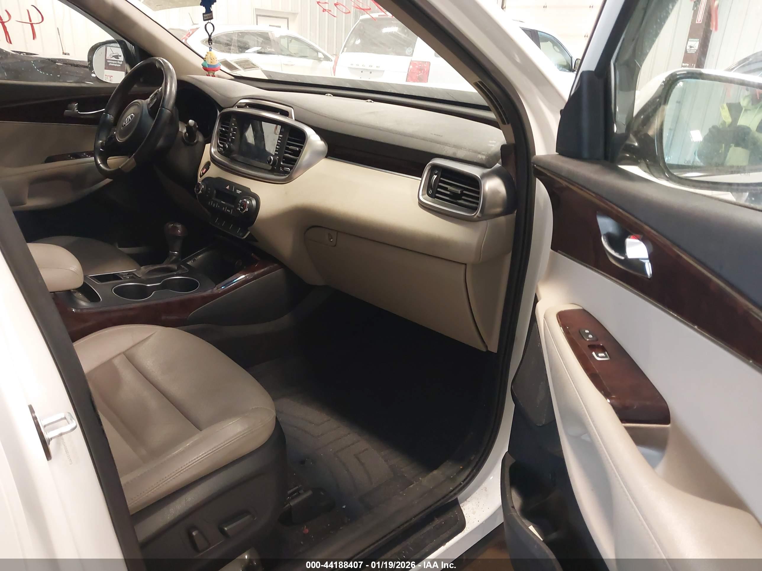 KIA SORENTO image 5