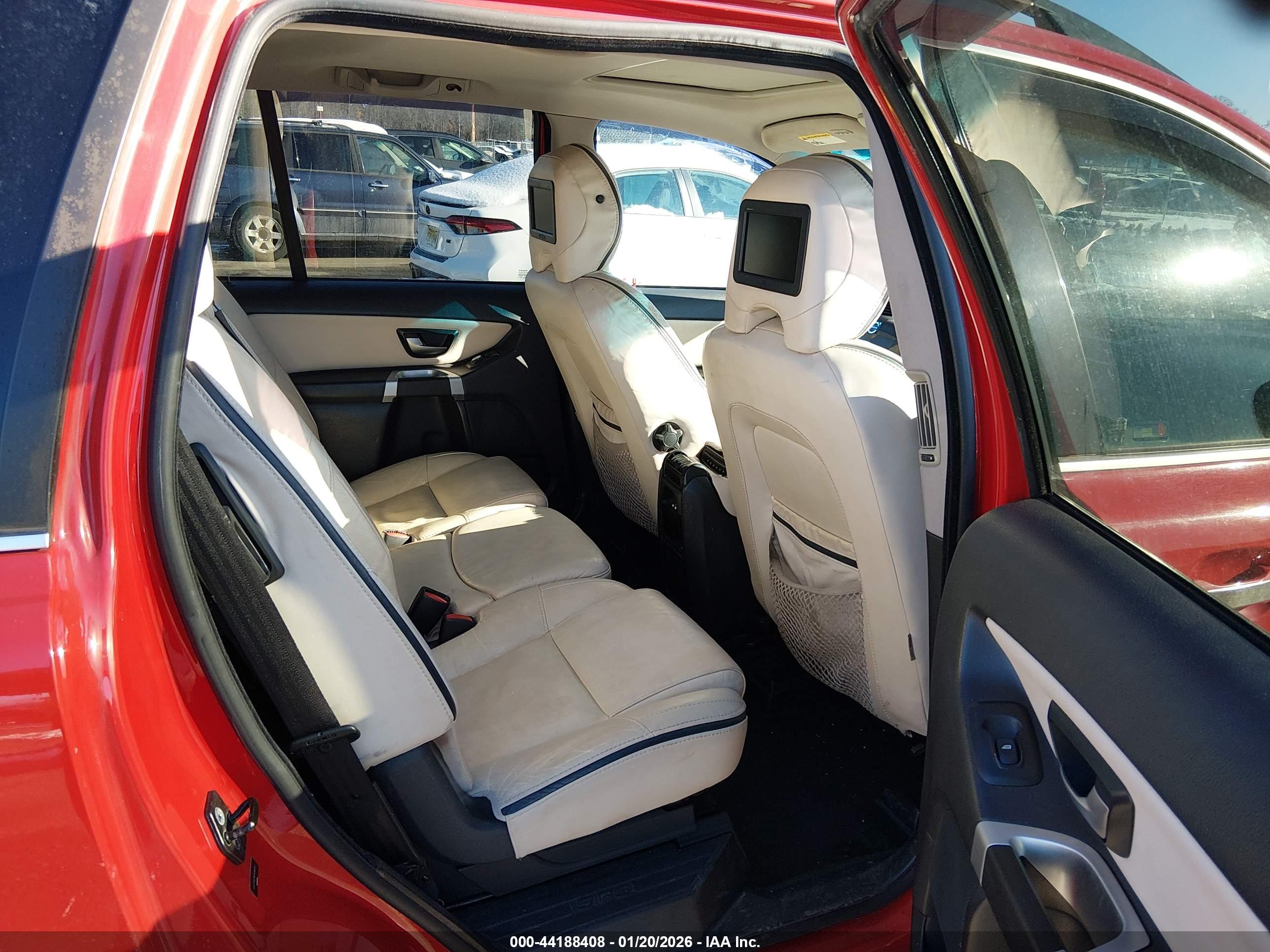 VOLVO XC90 image 8
