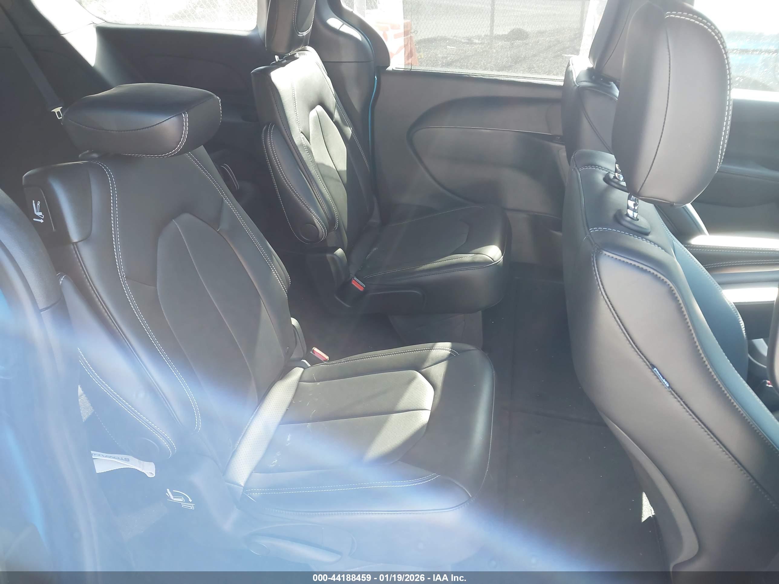 CHRYSLER PACIFICA image 8