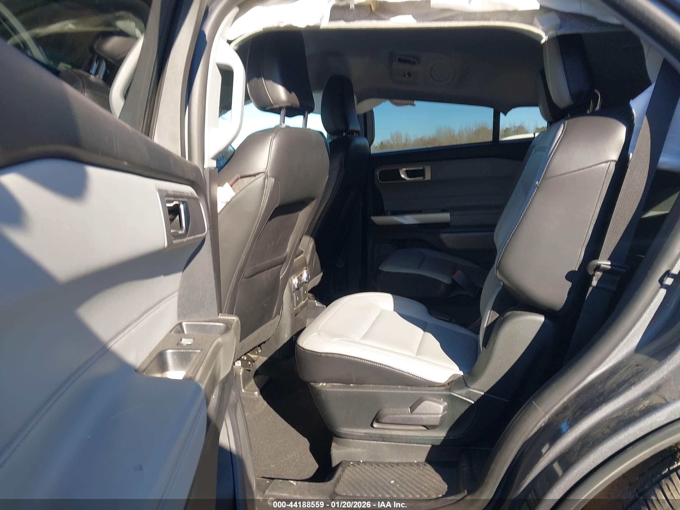 FORD EXPLORER image 8