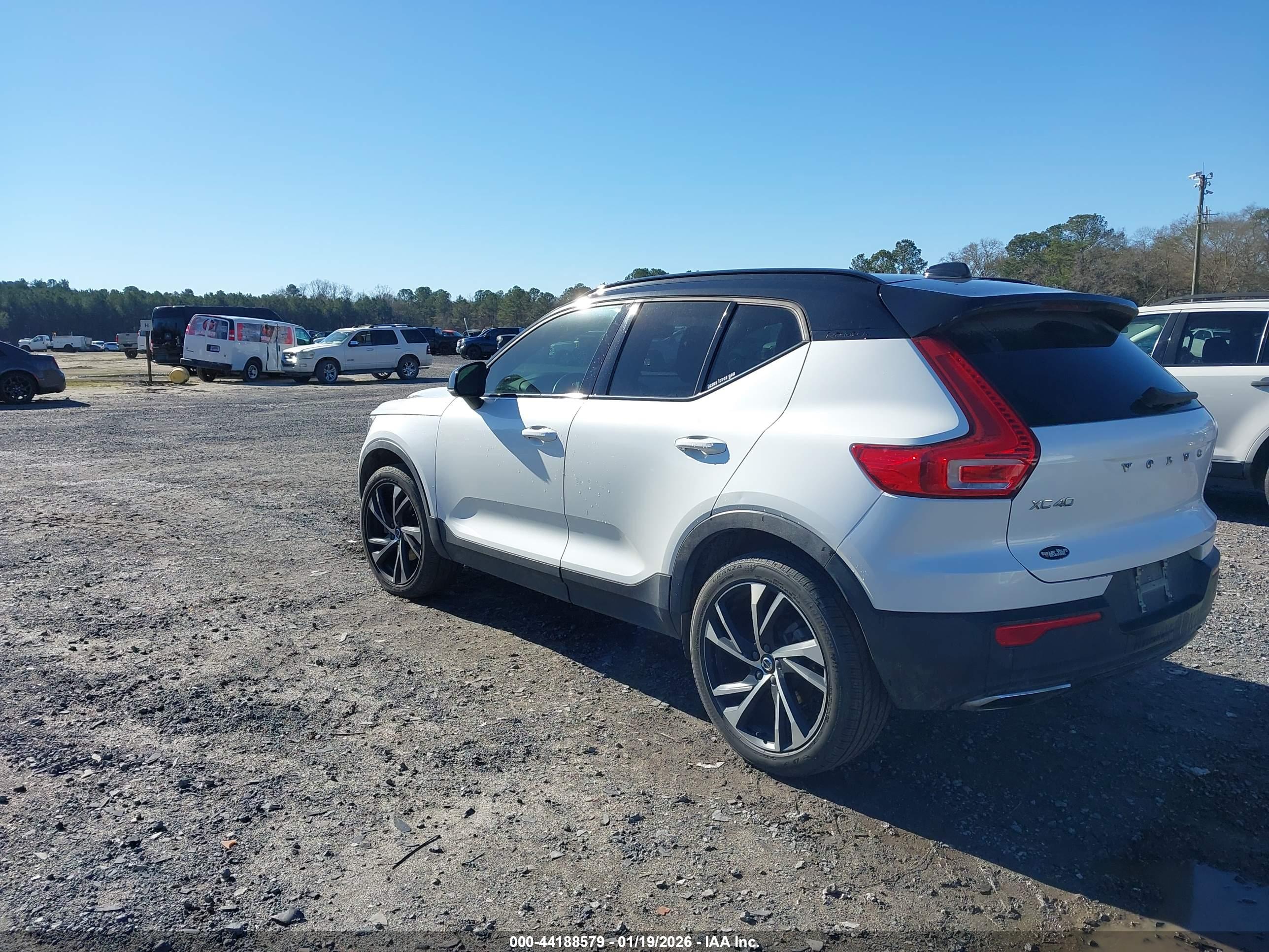 VOLVO XC40 image 3