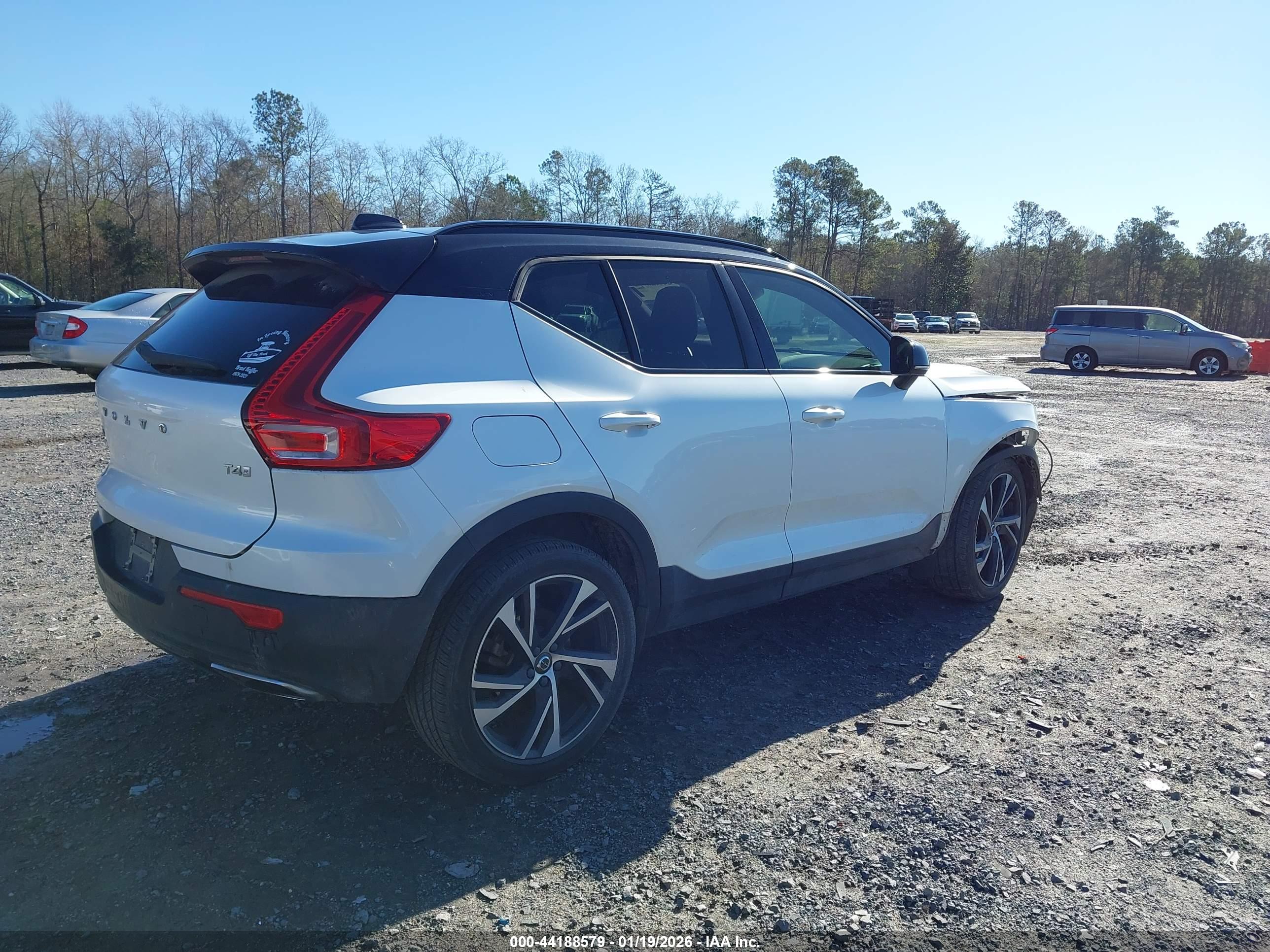 VOLVO XC40 image 4