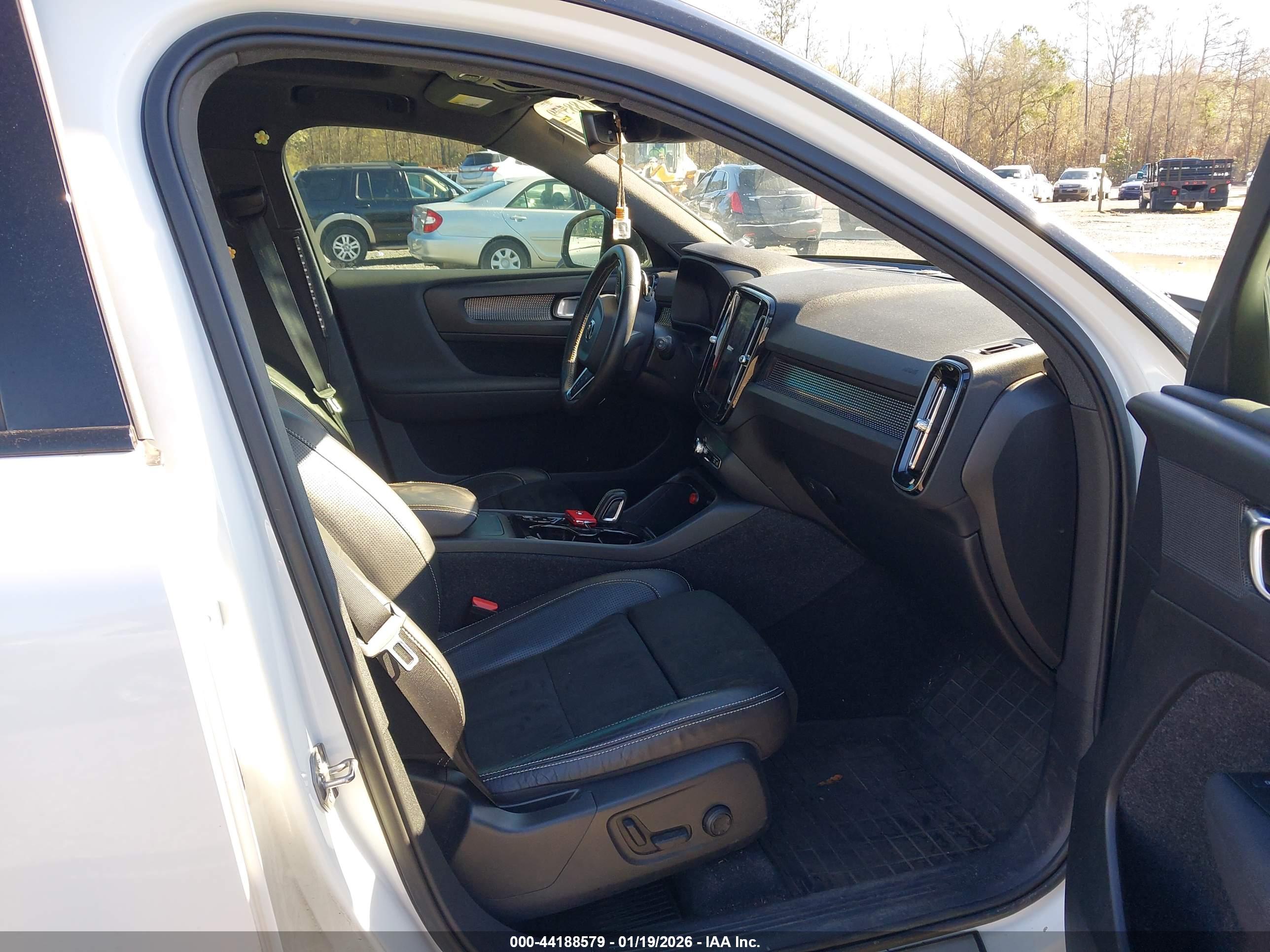 VOLVO XC40 image 5