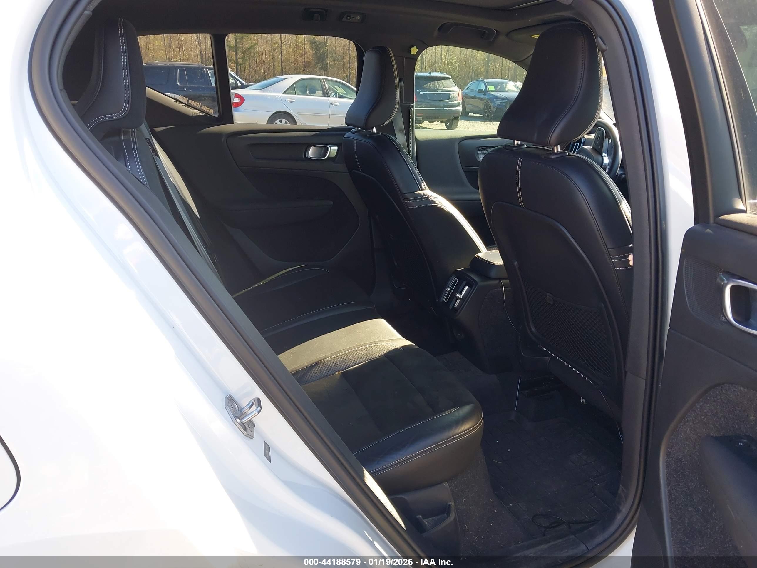 VOLVO XC40 image 8
