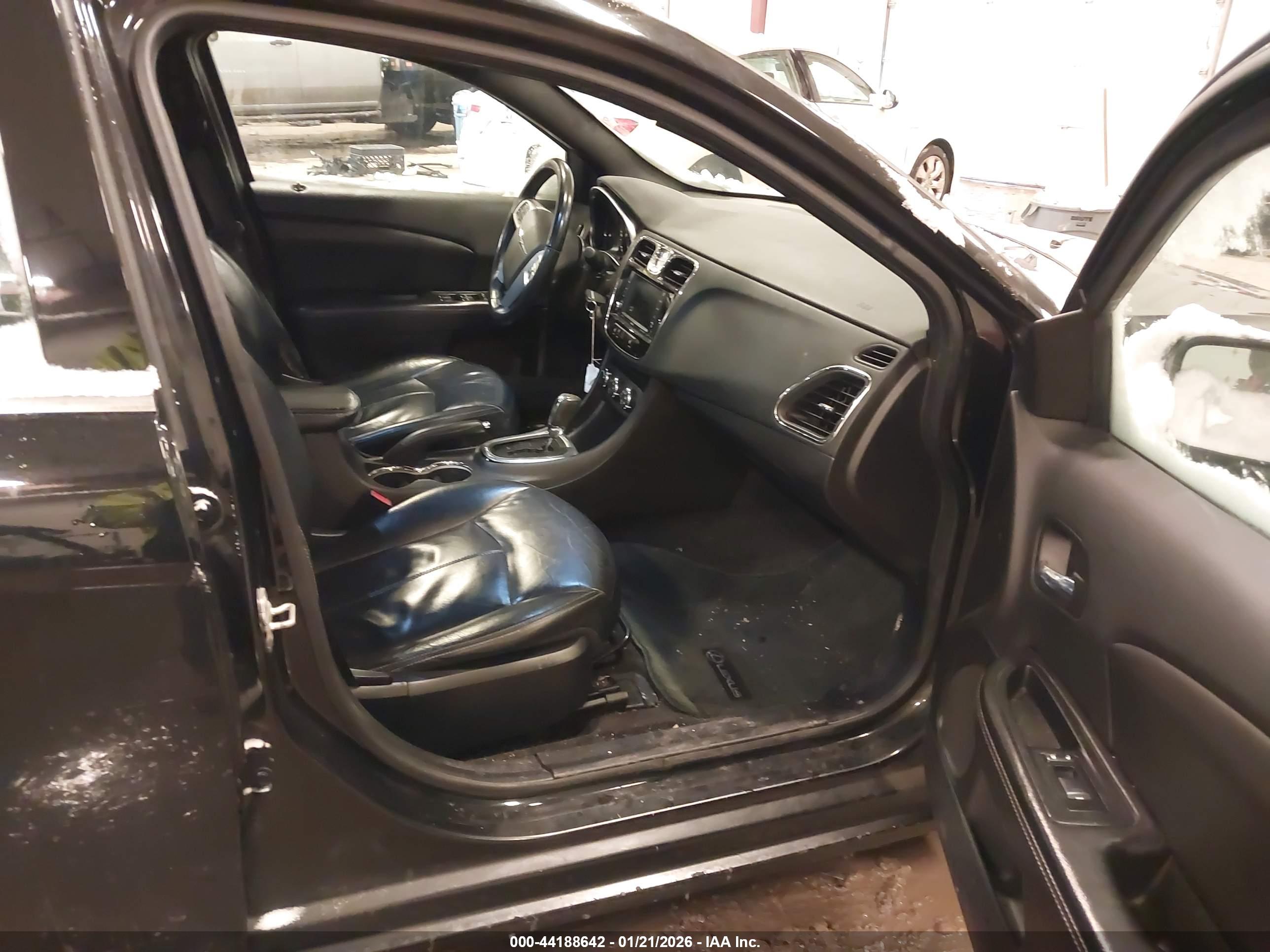 CHRYSLER 200 image 5