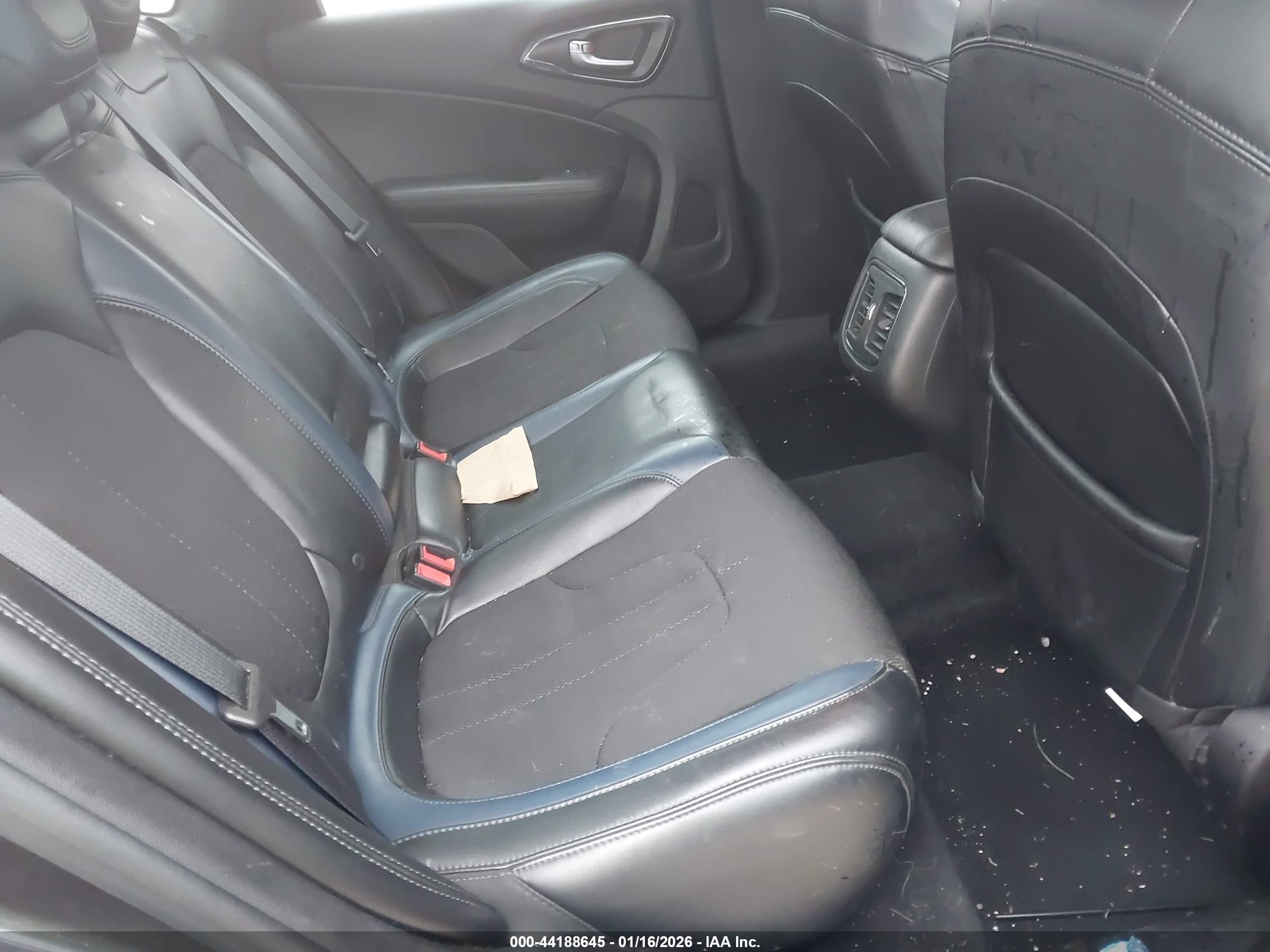 CHRYSLER 200 image 8