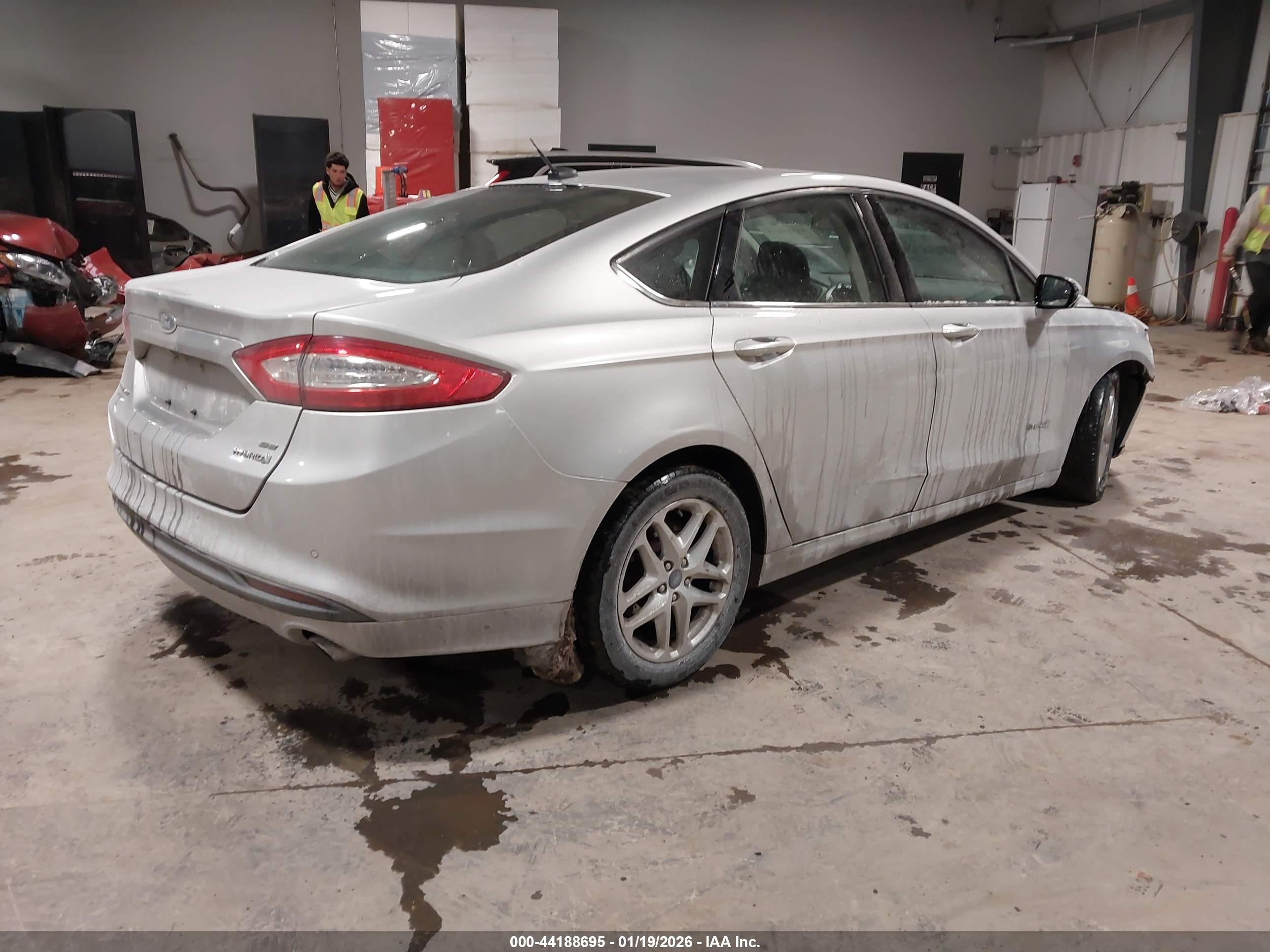 FORD FUSION image 4