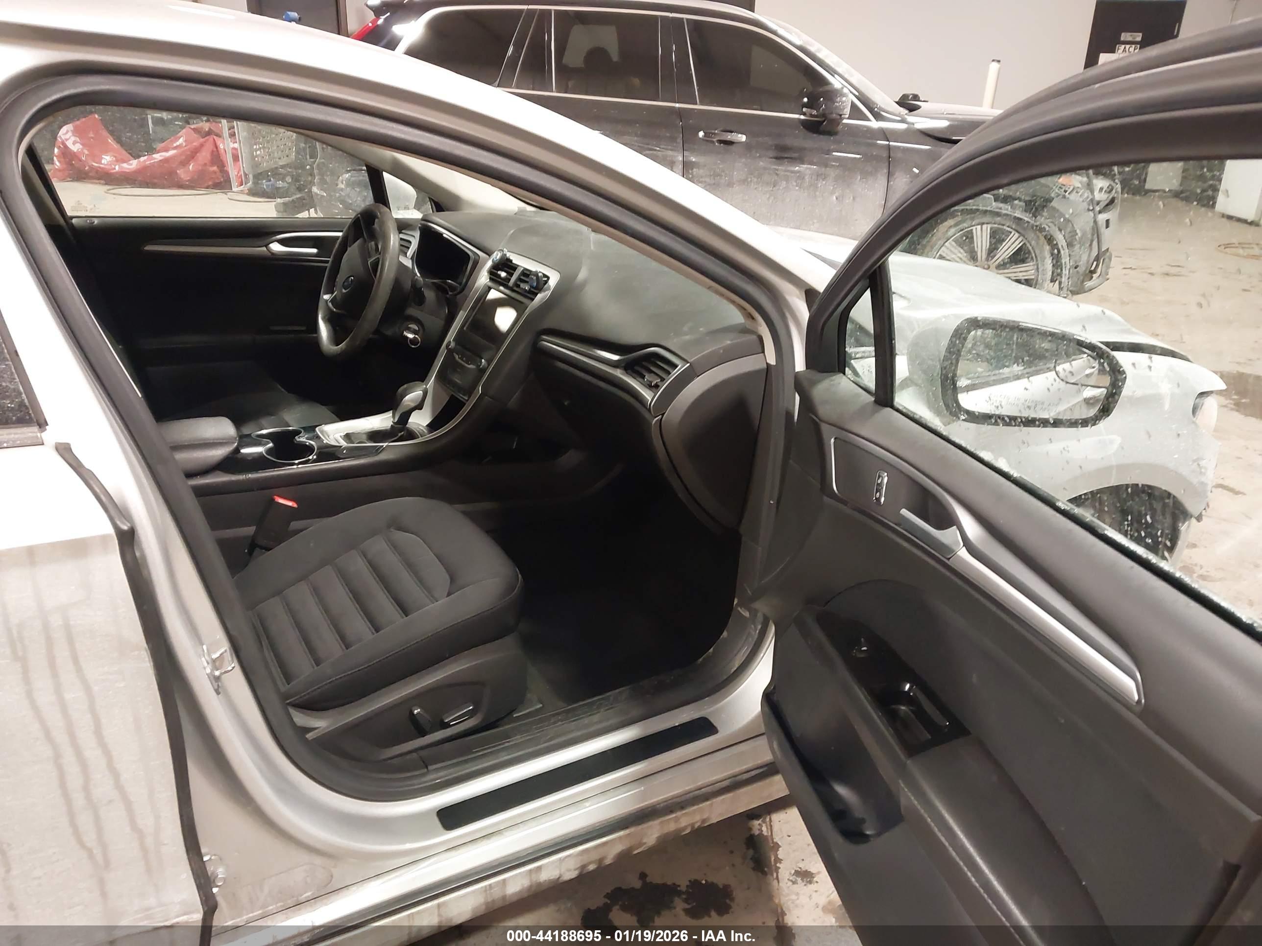 FORD FUSION image 5