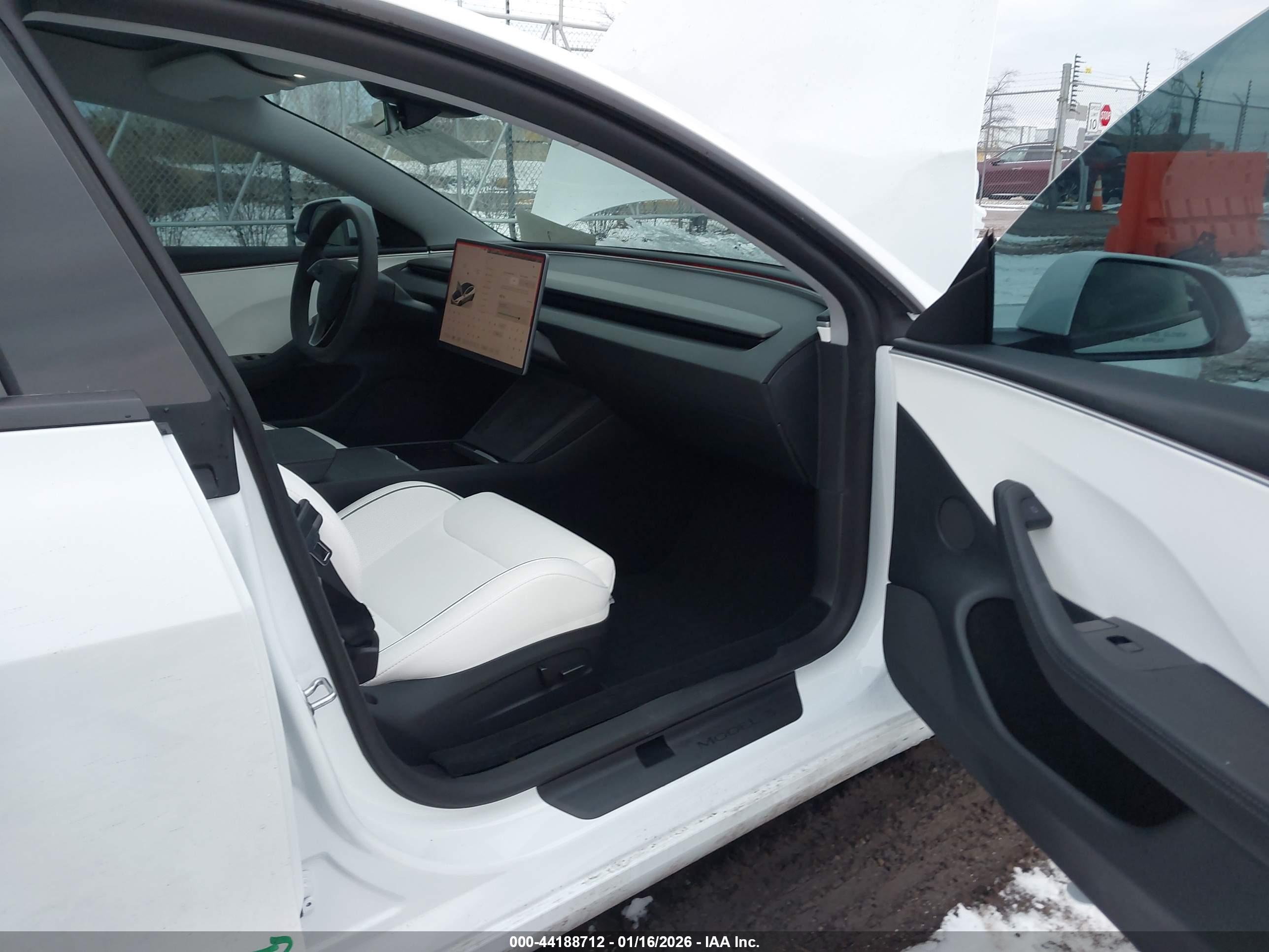 TESLA MODEL image 5