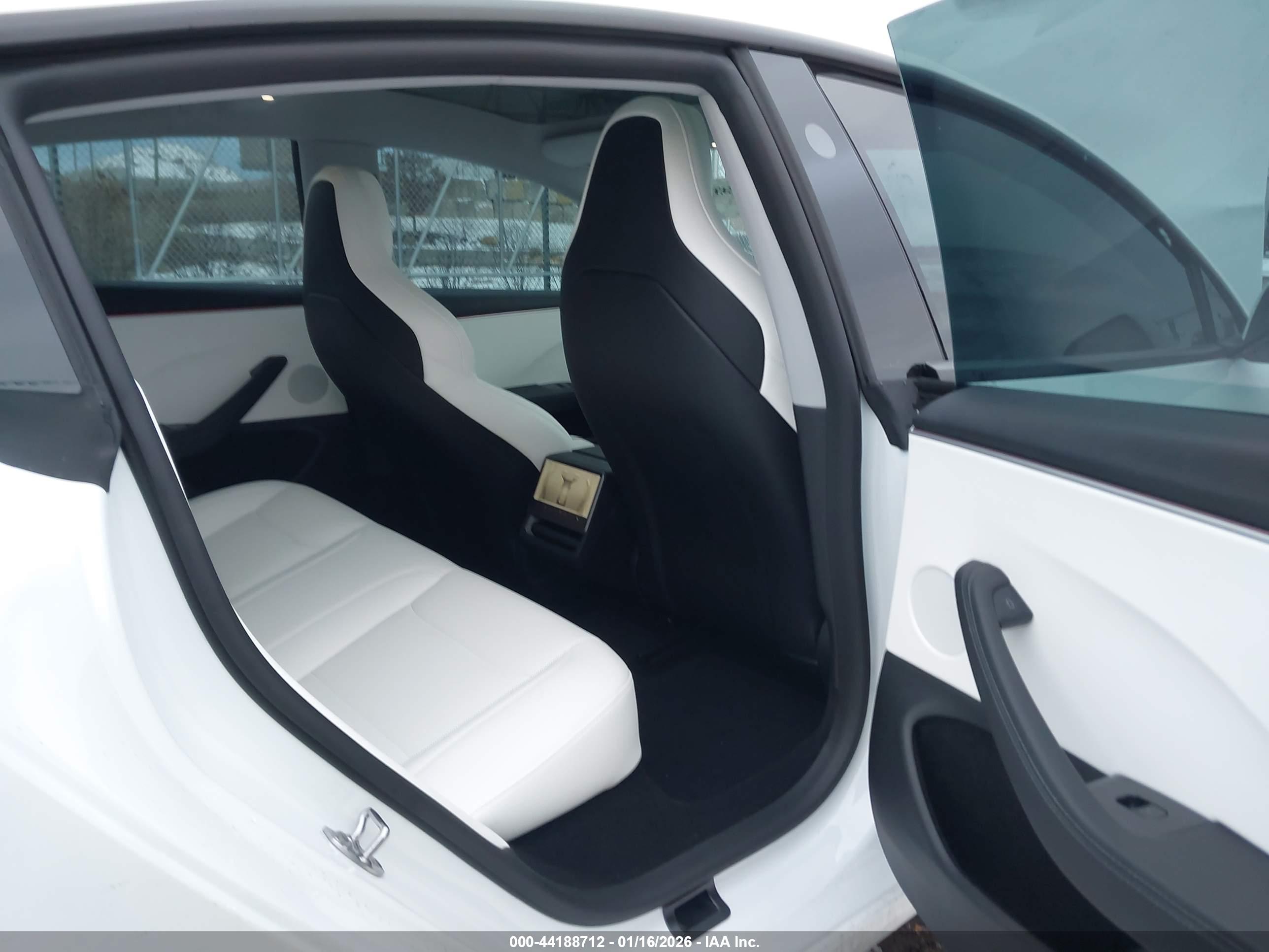 TESLA MODEL image 8