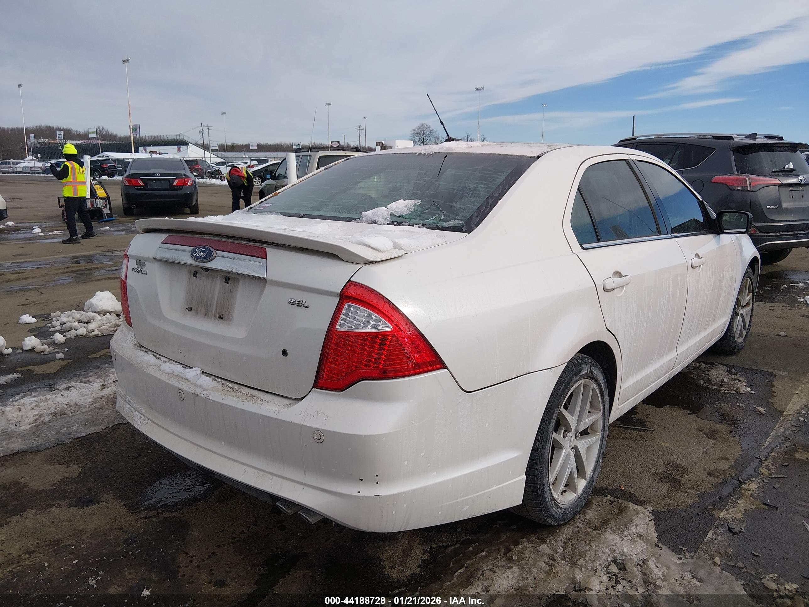 FORD FUSION image 4