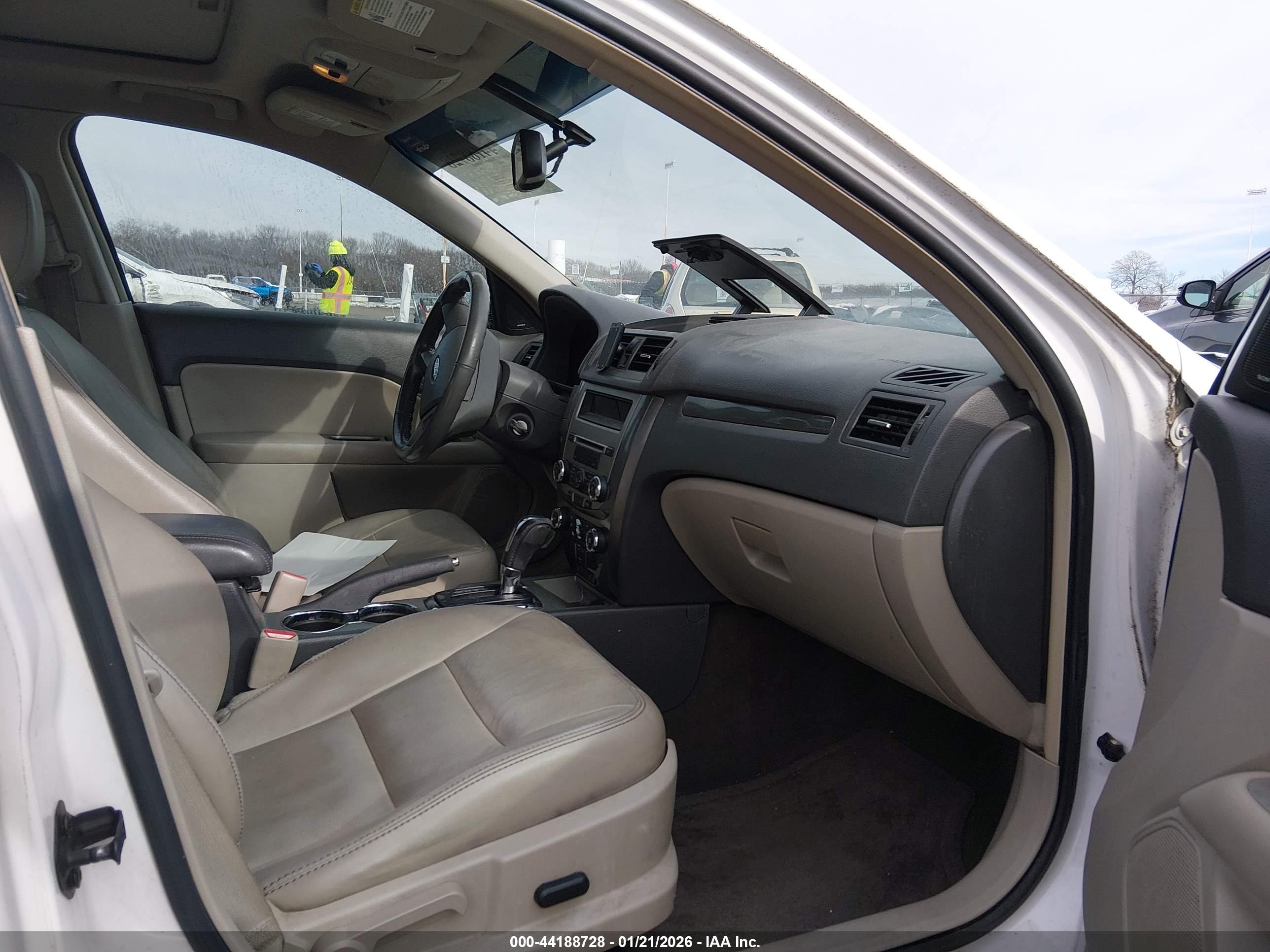 FORD FUSION image 5