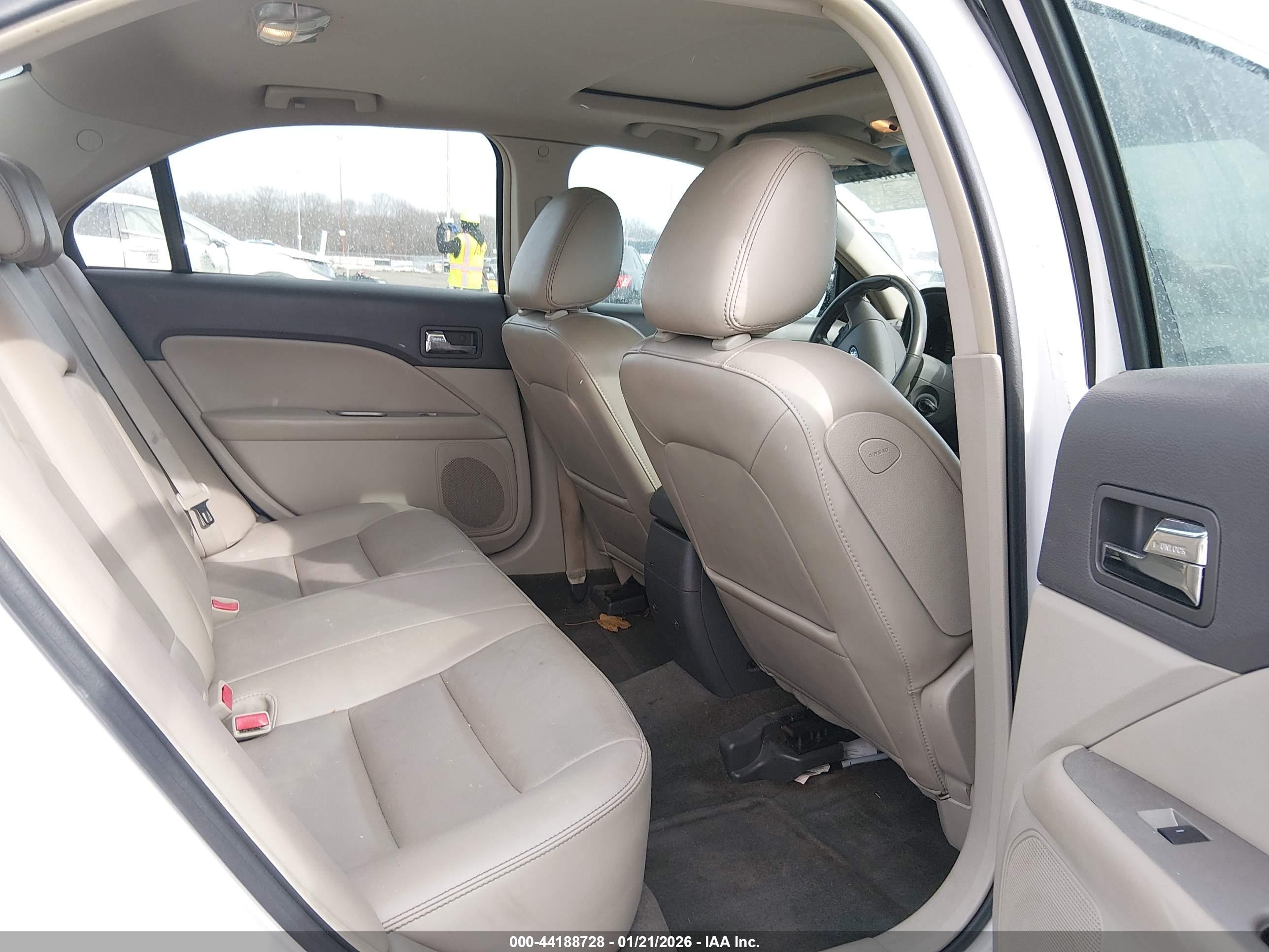 FORD FUSION image 8