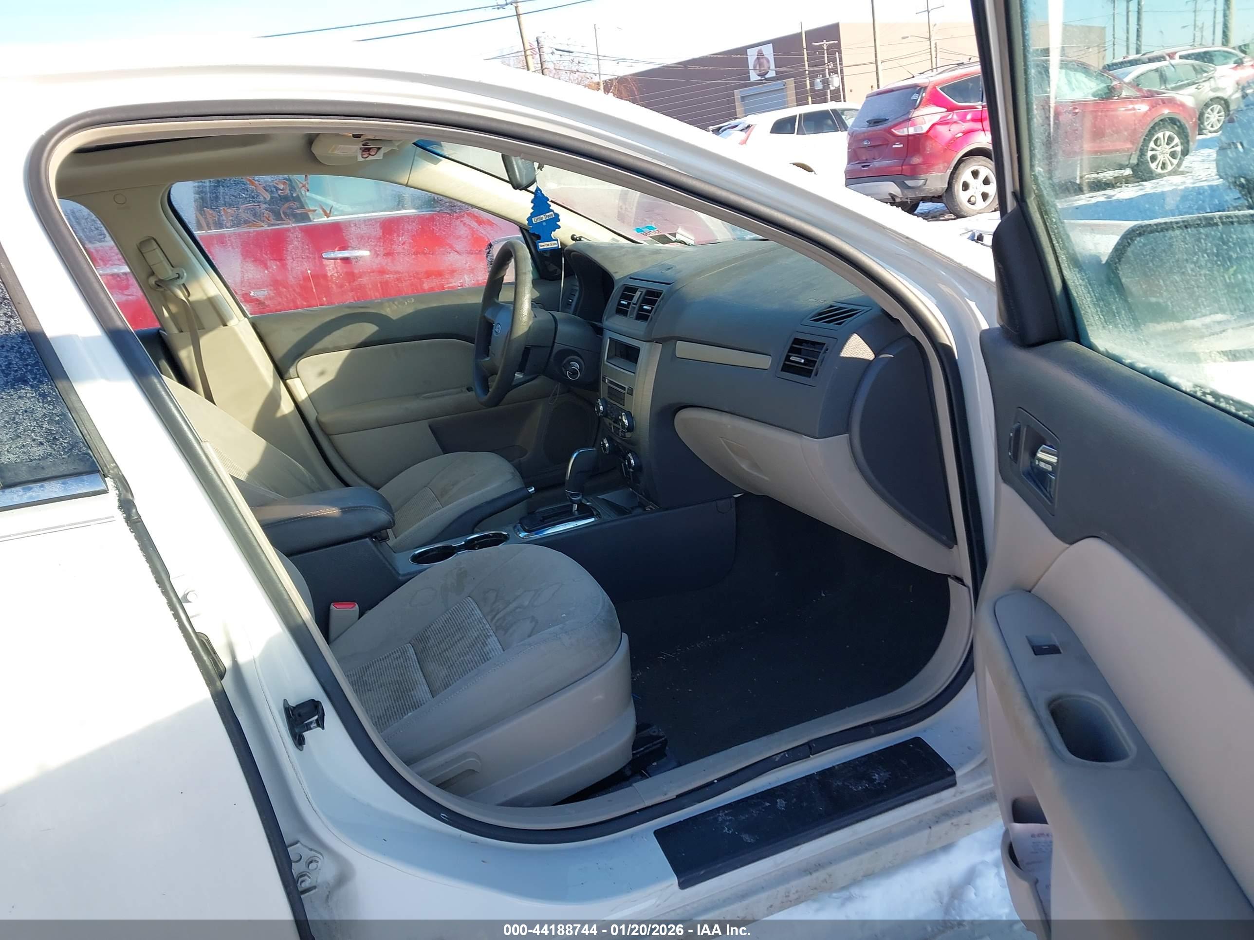FORD FUSION image 5