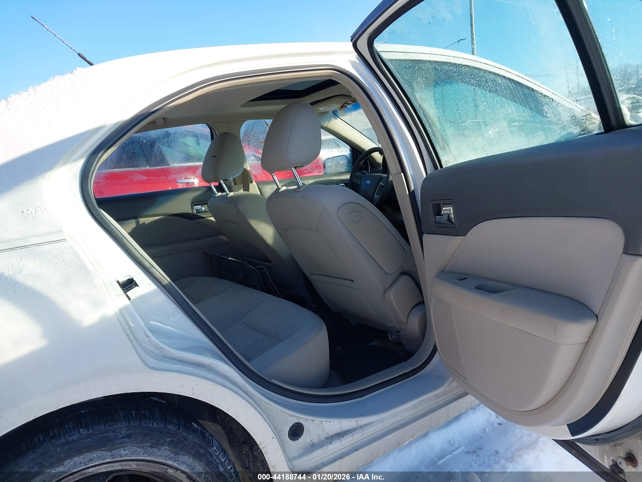 FORD FUSION image 8