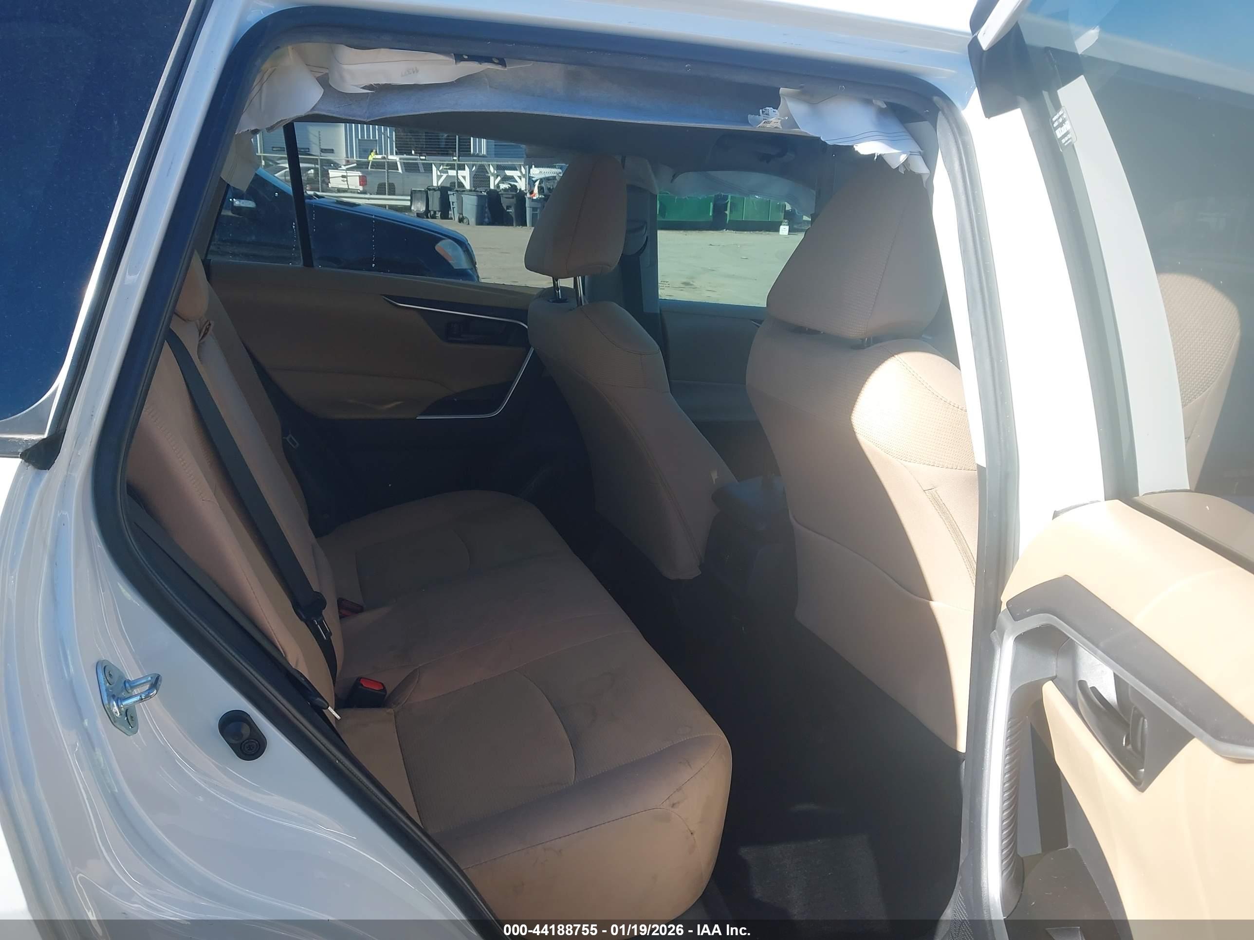 TOYOTA RAV4 image 8