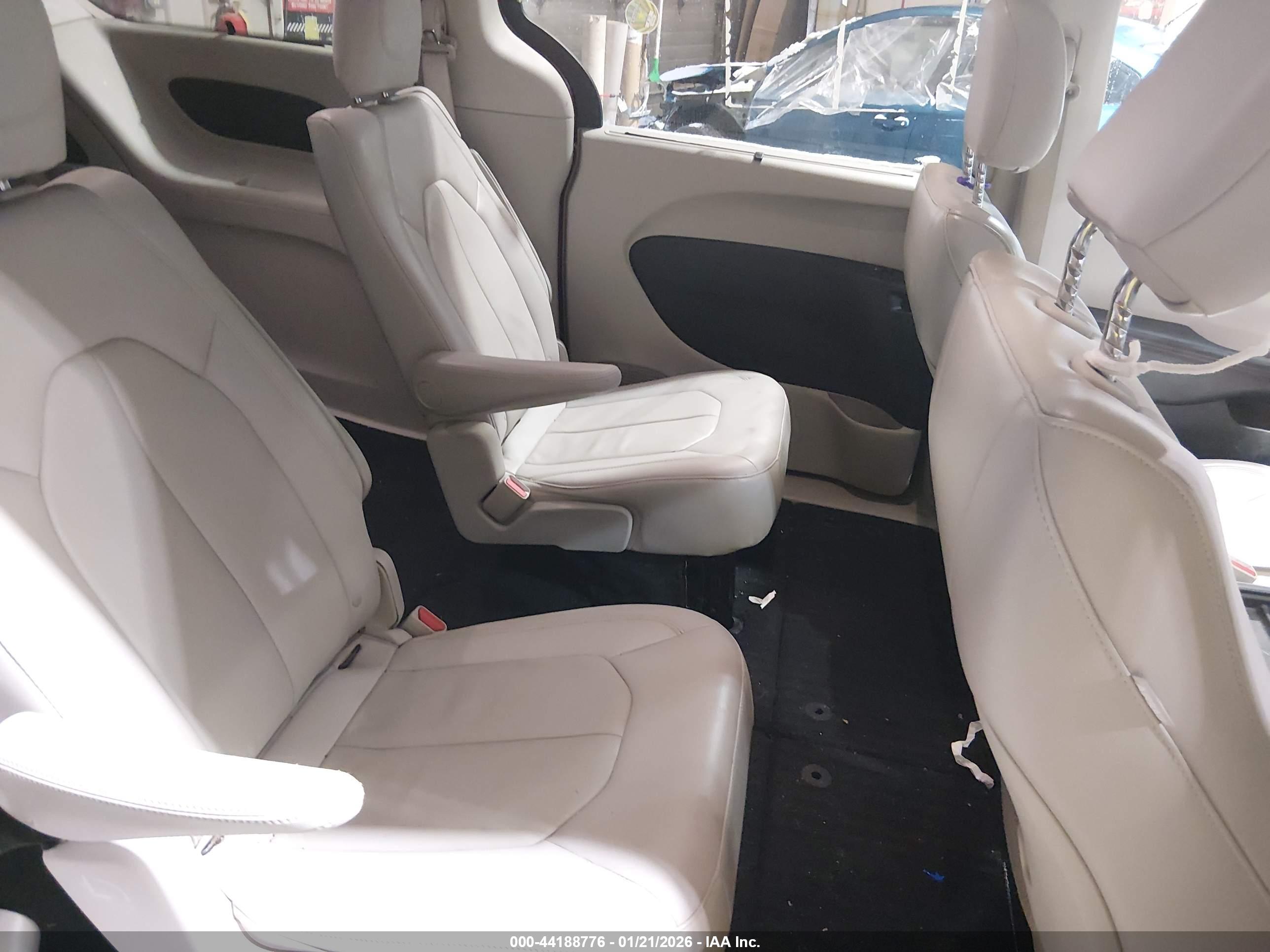 CHRYSLER PACIFICA image 8