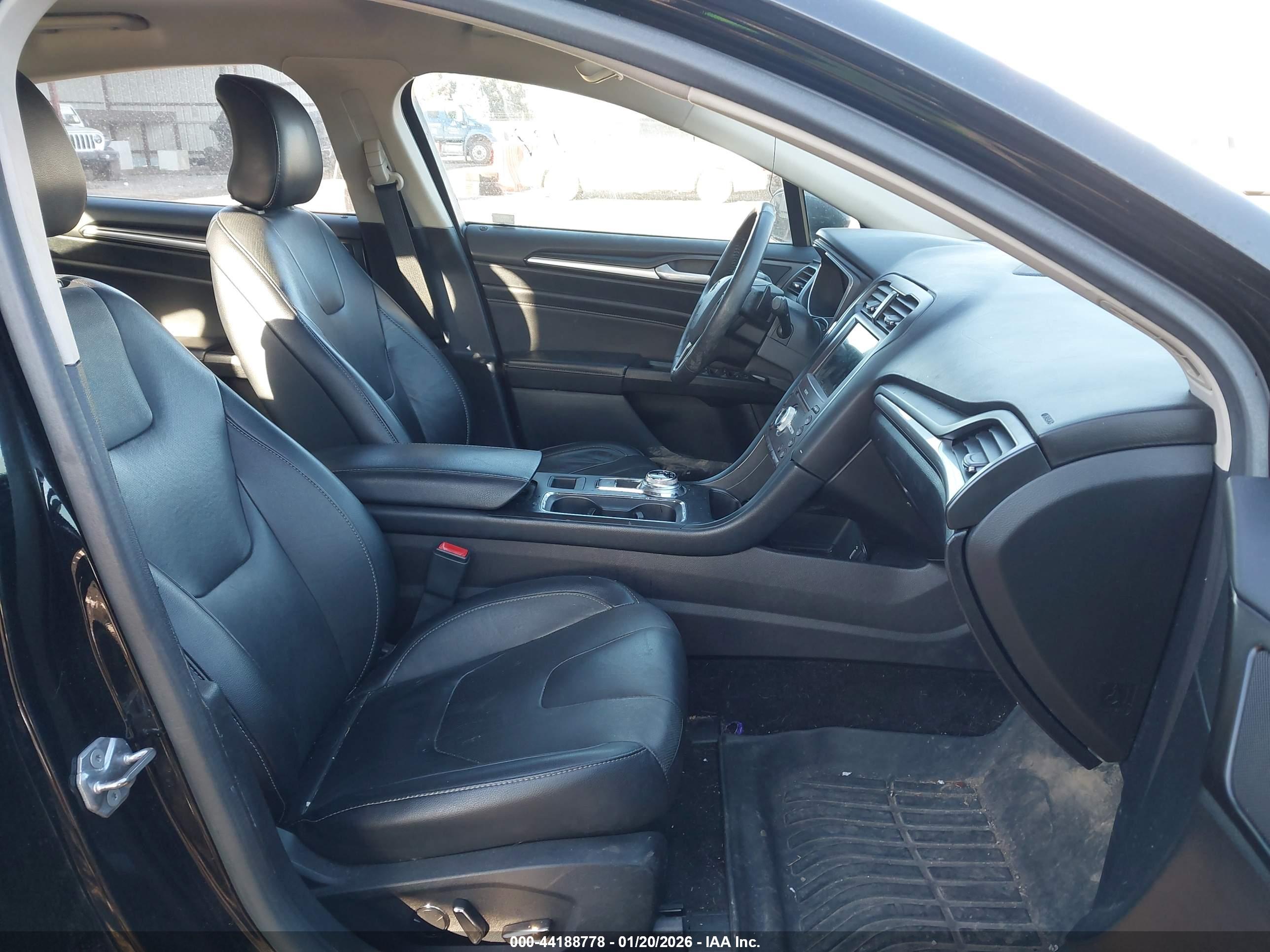 FORD FUSION image 5