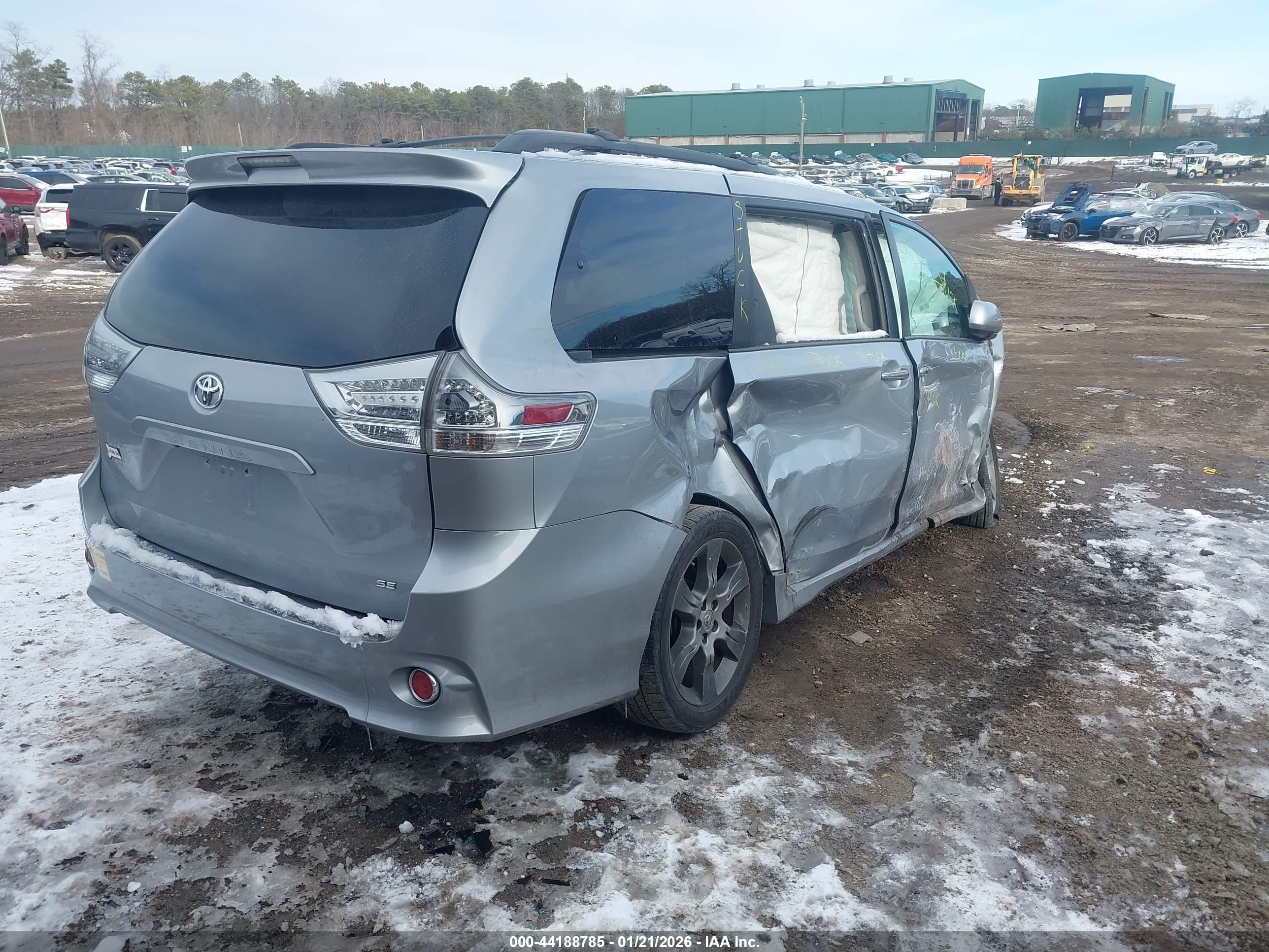 TOYOTA SIENNA image 4
