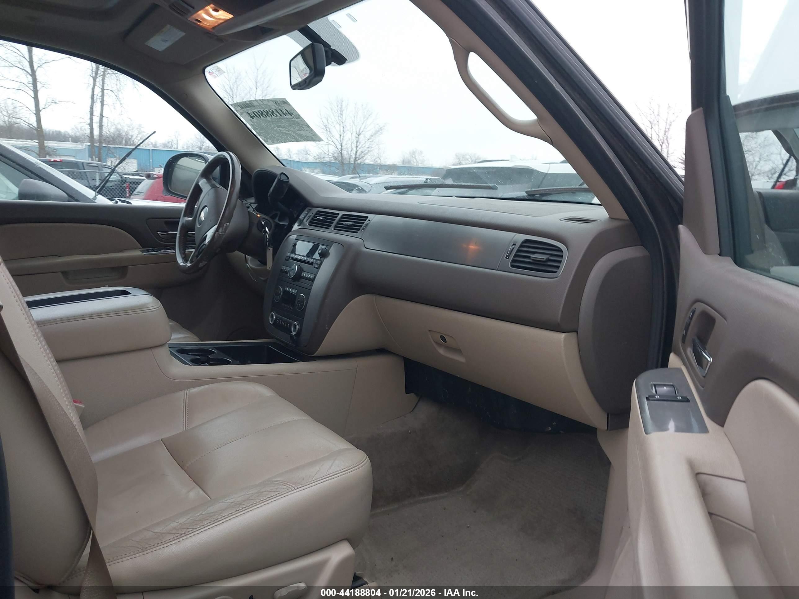 CHEVROLET SUBURBAN image 5