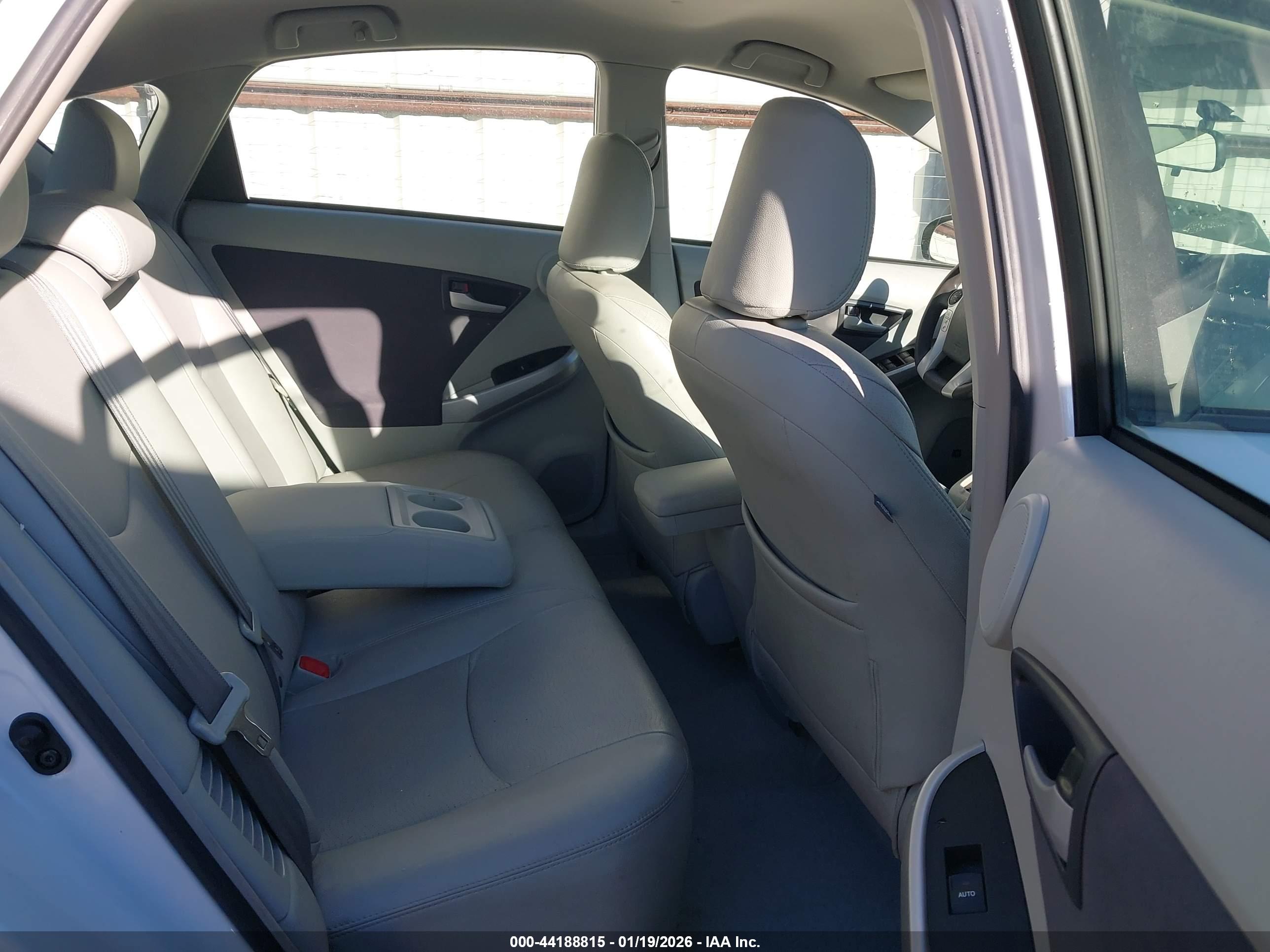 TOYOTA PRIUS image 8