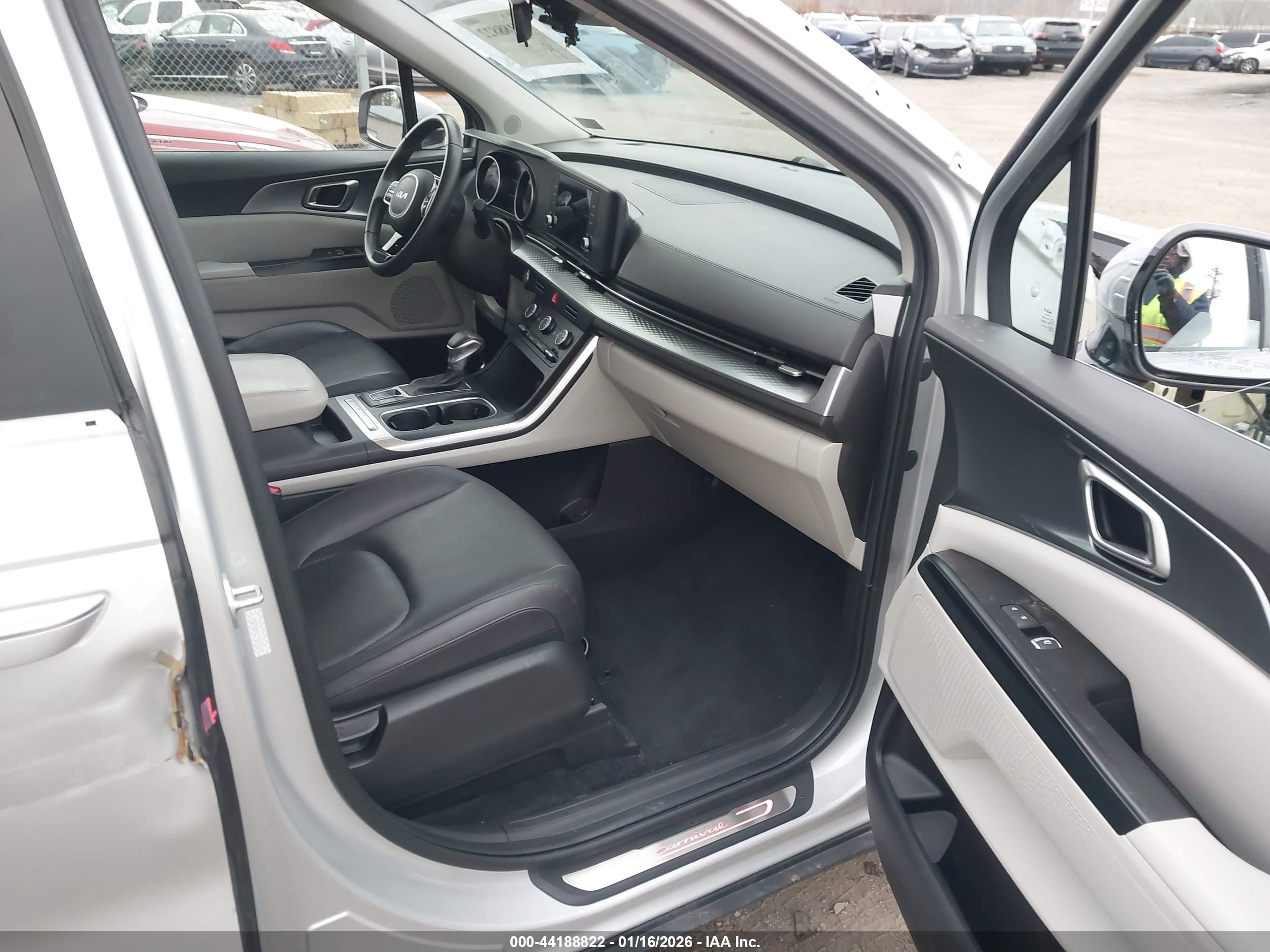 KIA CARNIVAL image 5