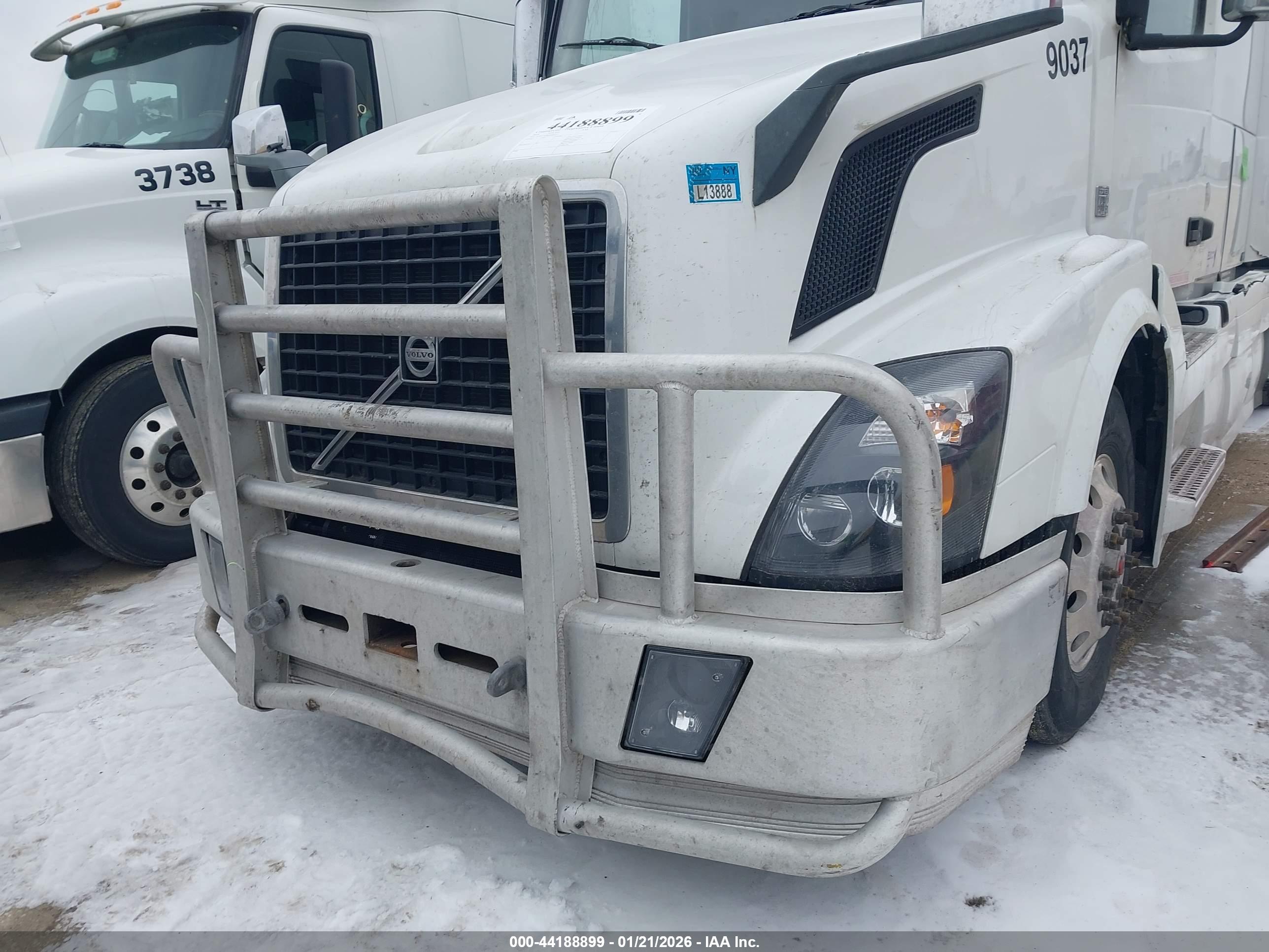 VOLVO VNL image 10