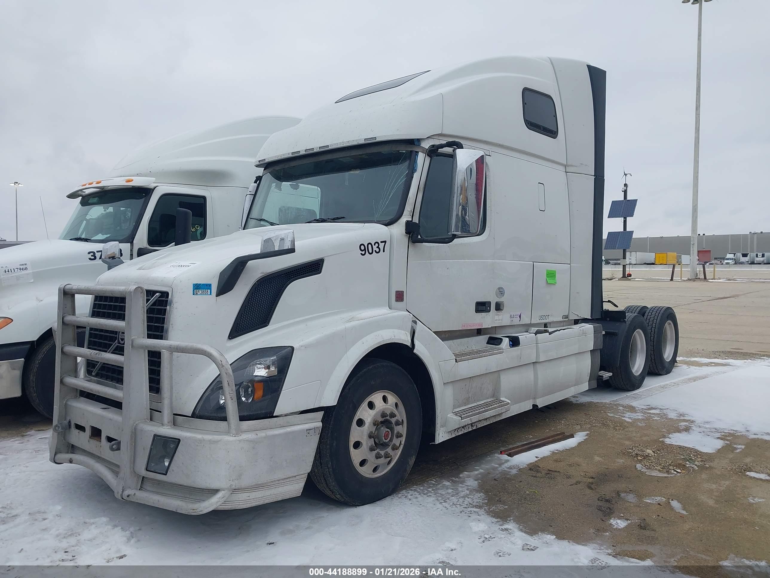 VOLVO VNL image 2