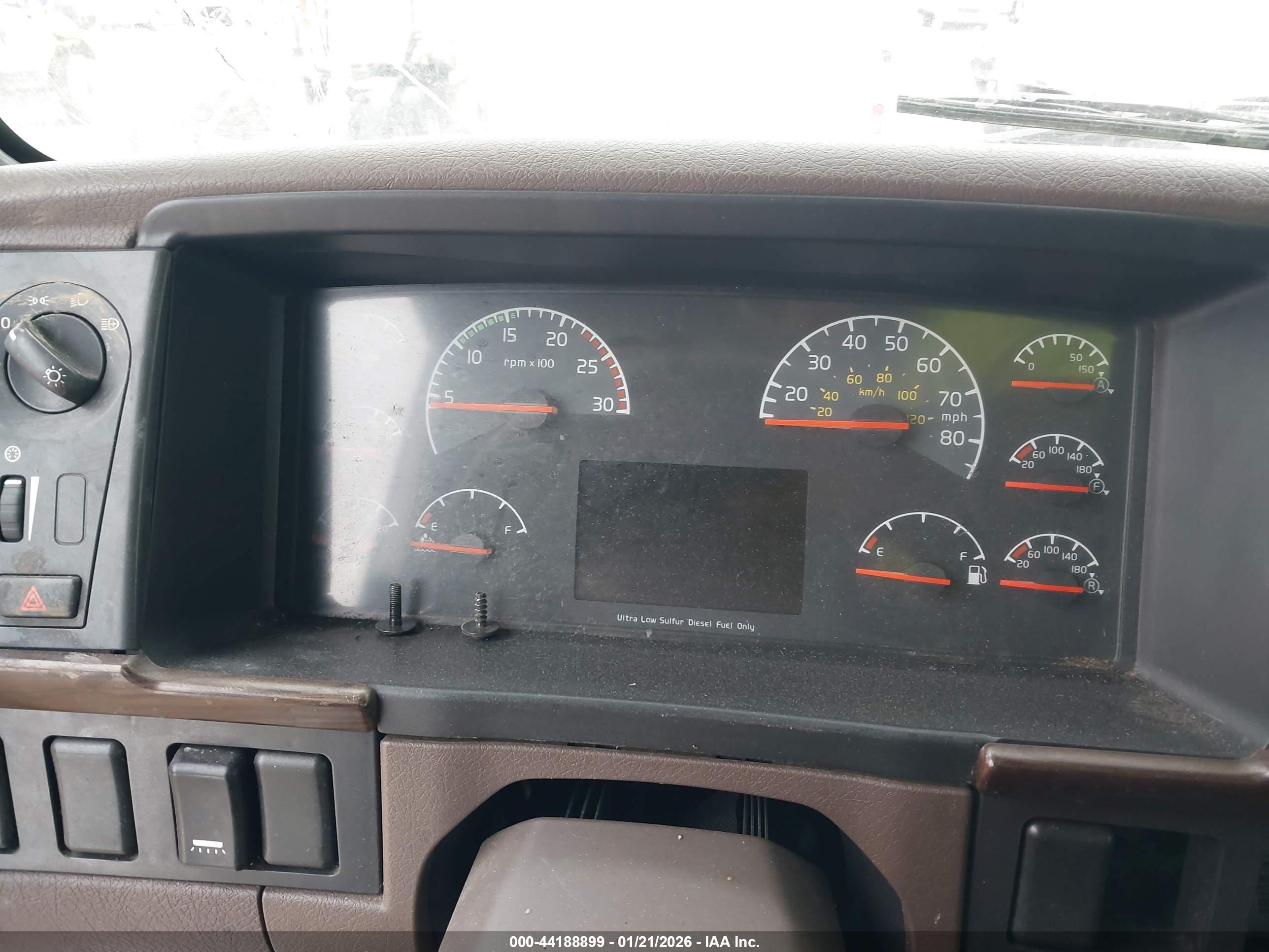 VOLVO VNL image 6