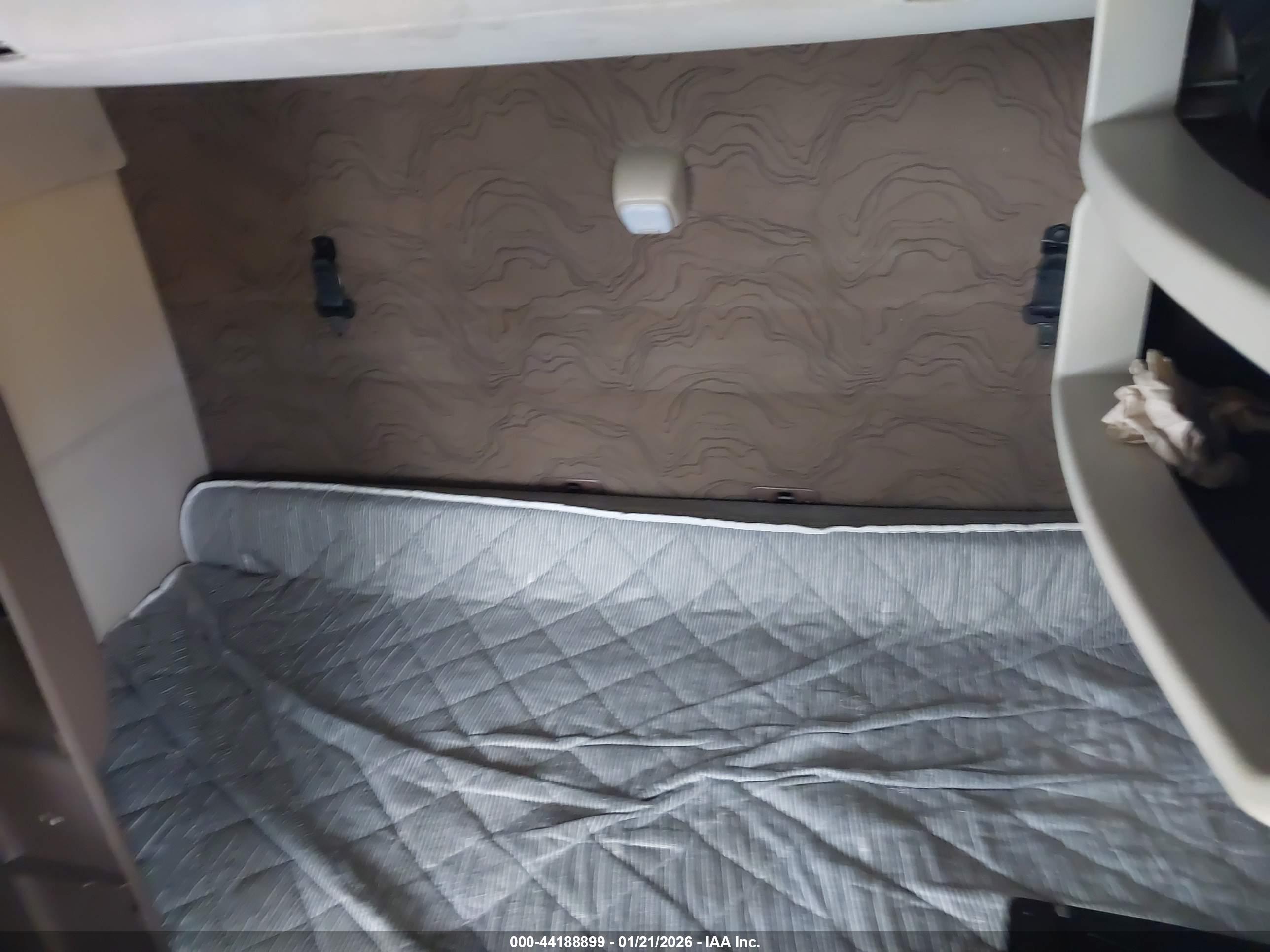 VOLVO VNL image 7