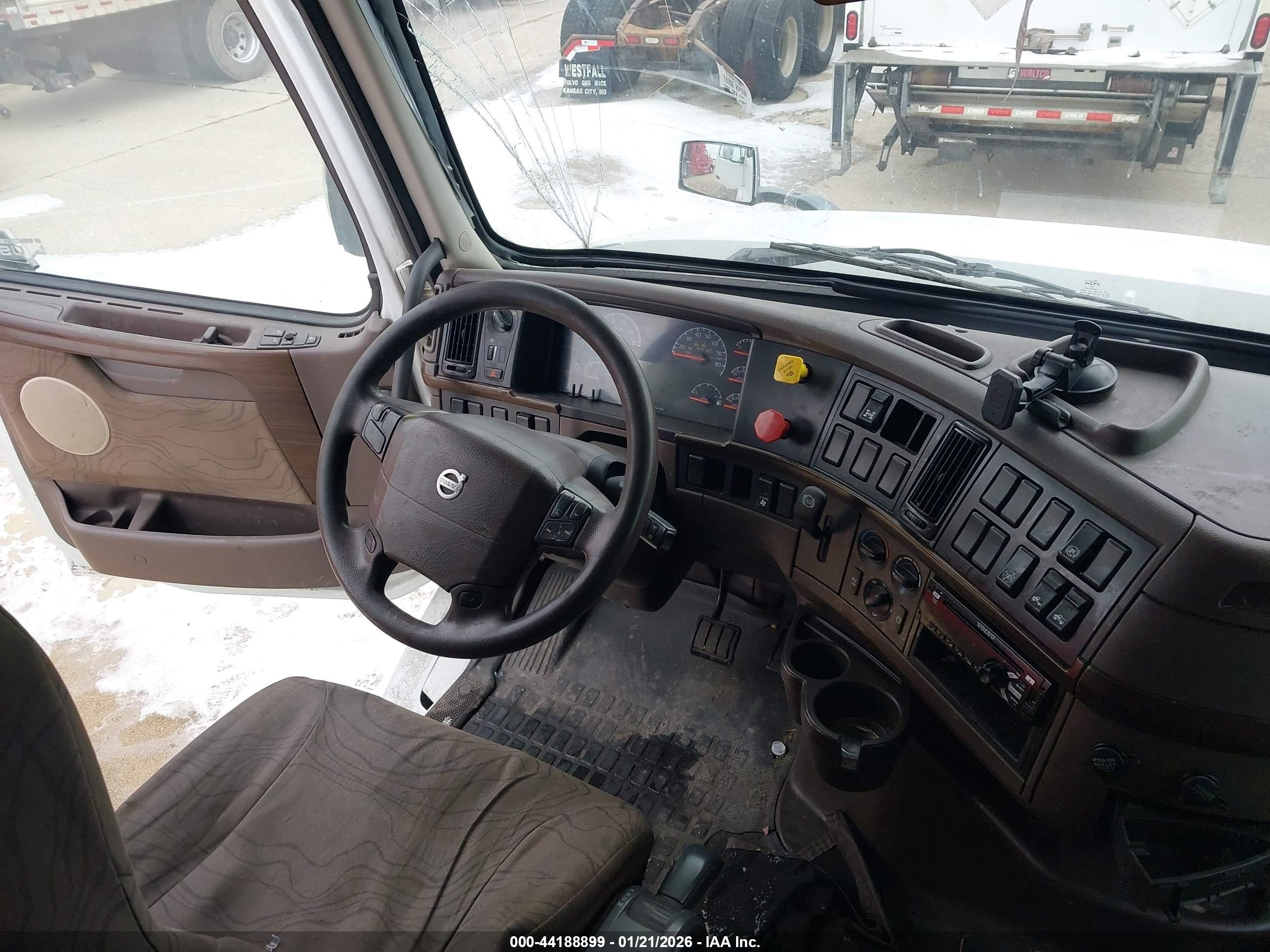 VOLVO VNL image 8