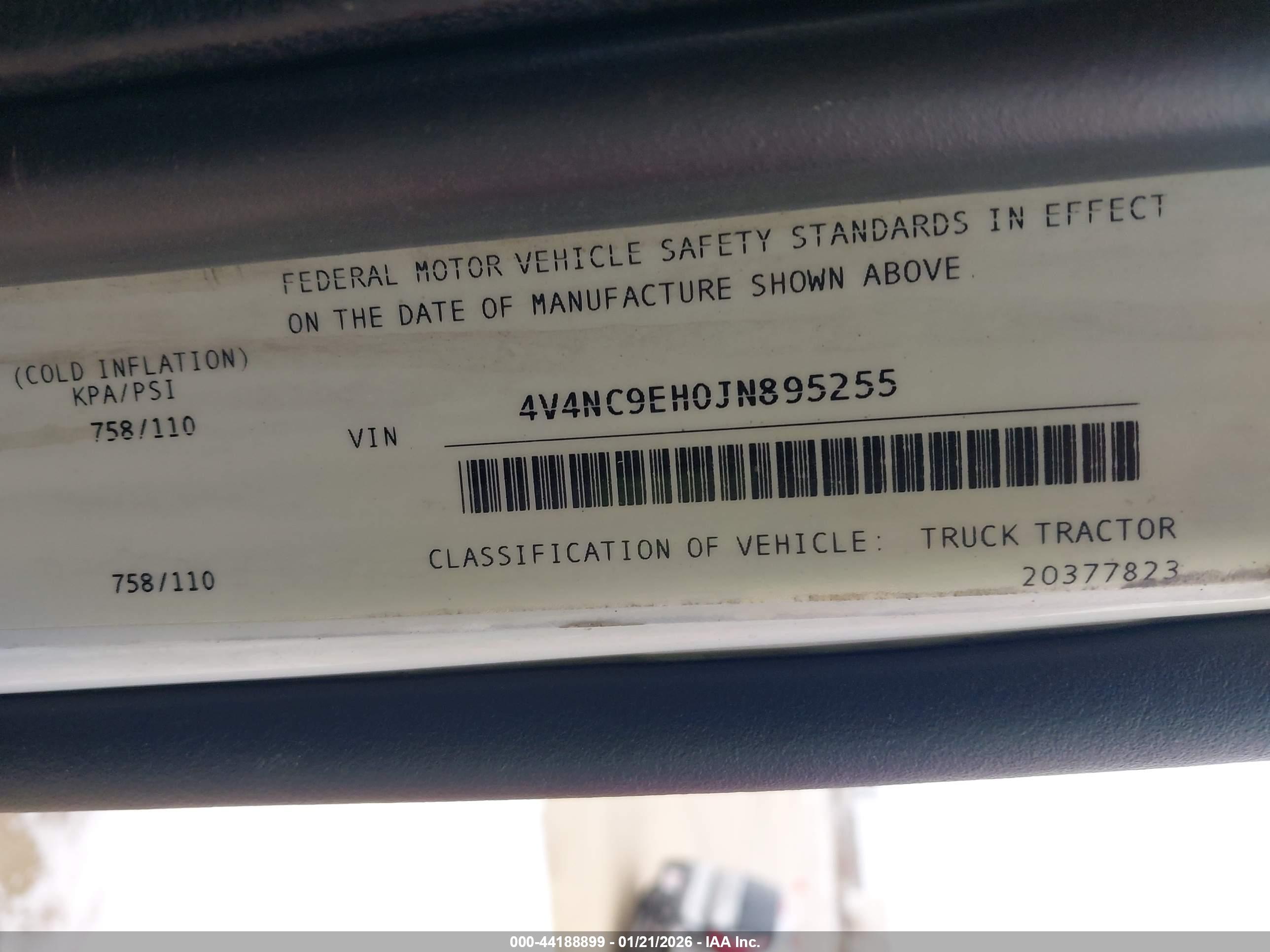 VOLVO VNL image 9