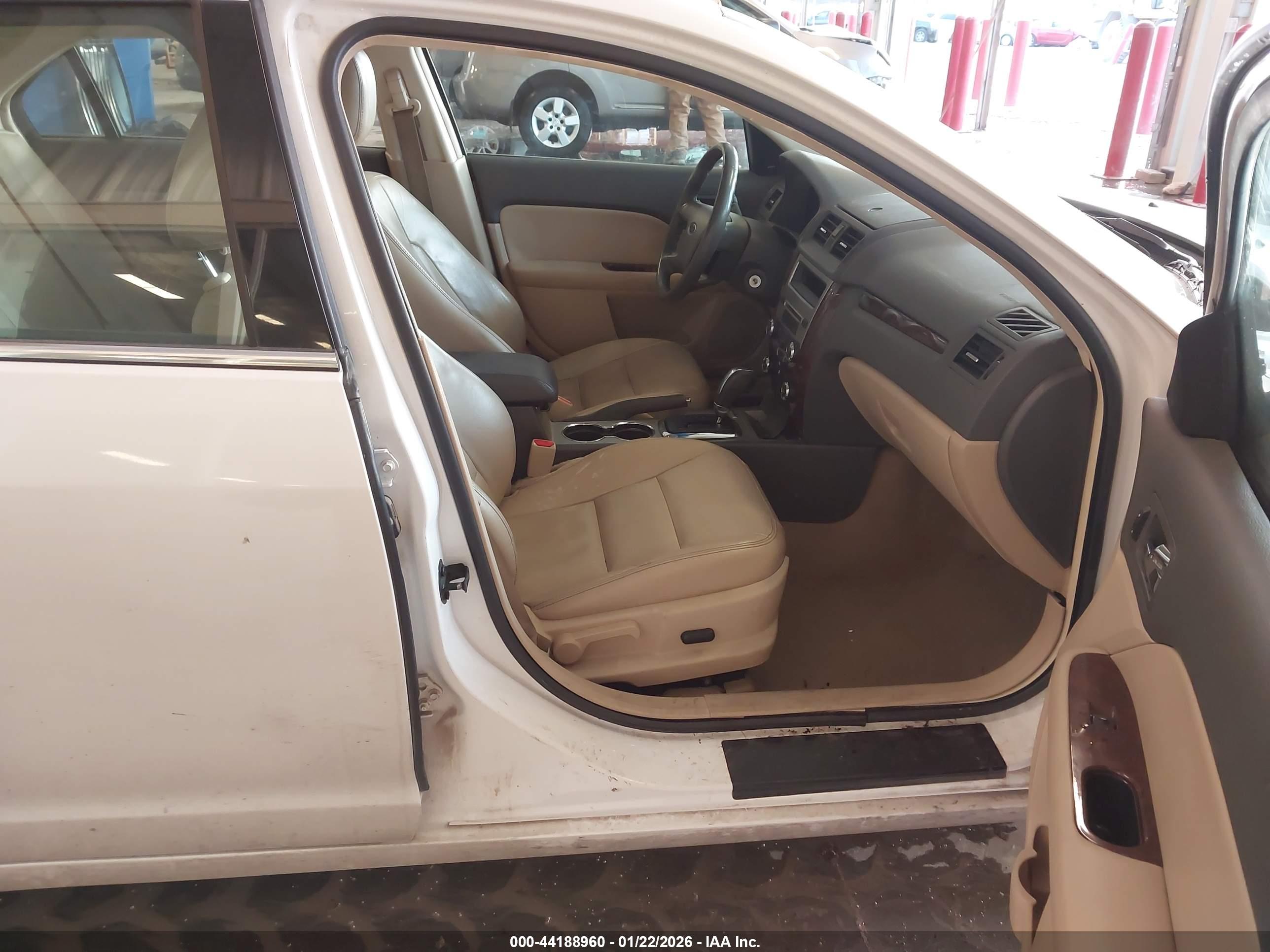 FORD FUSION image 5