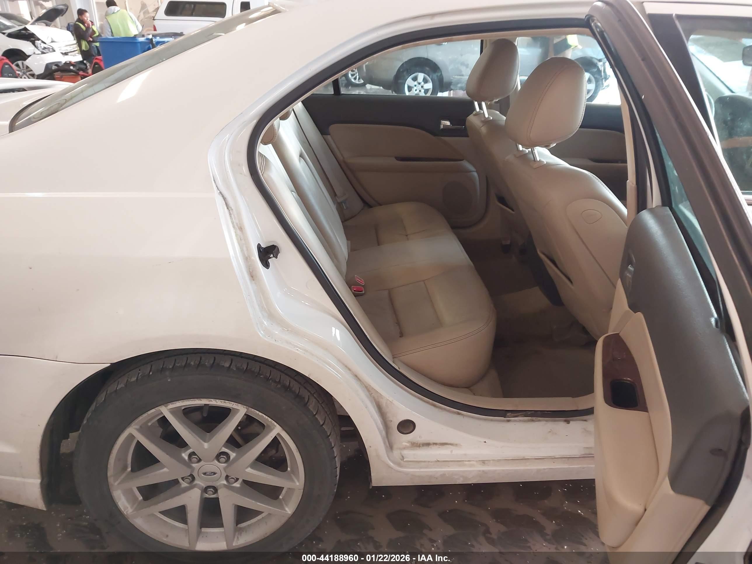 FORD FUSION image 8