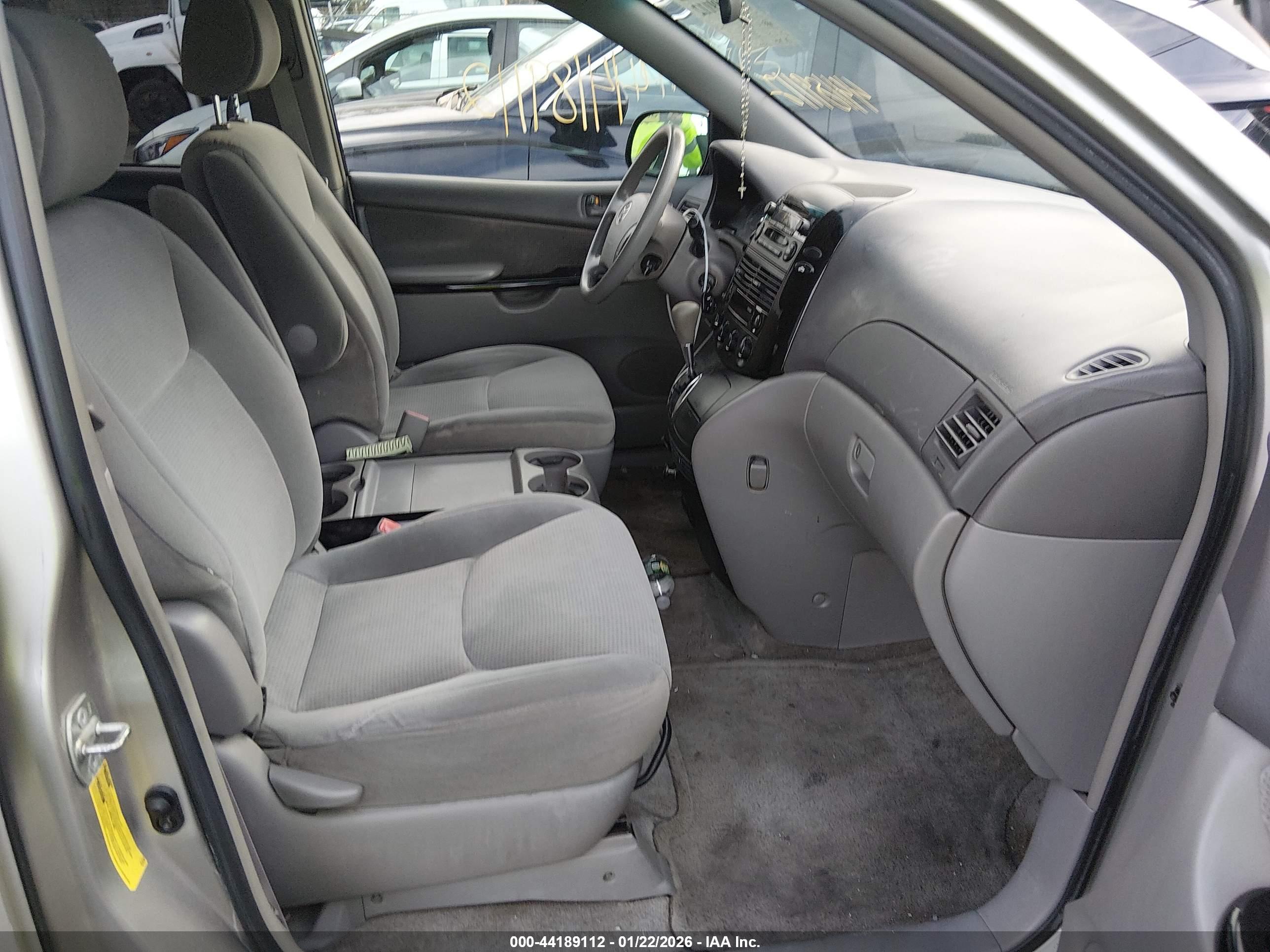 TOYOTA SIENNA image 5