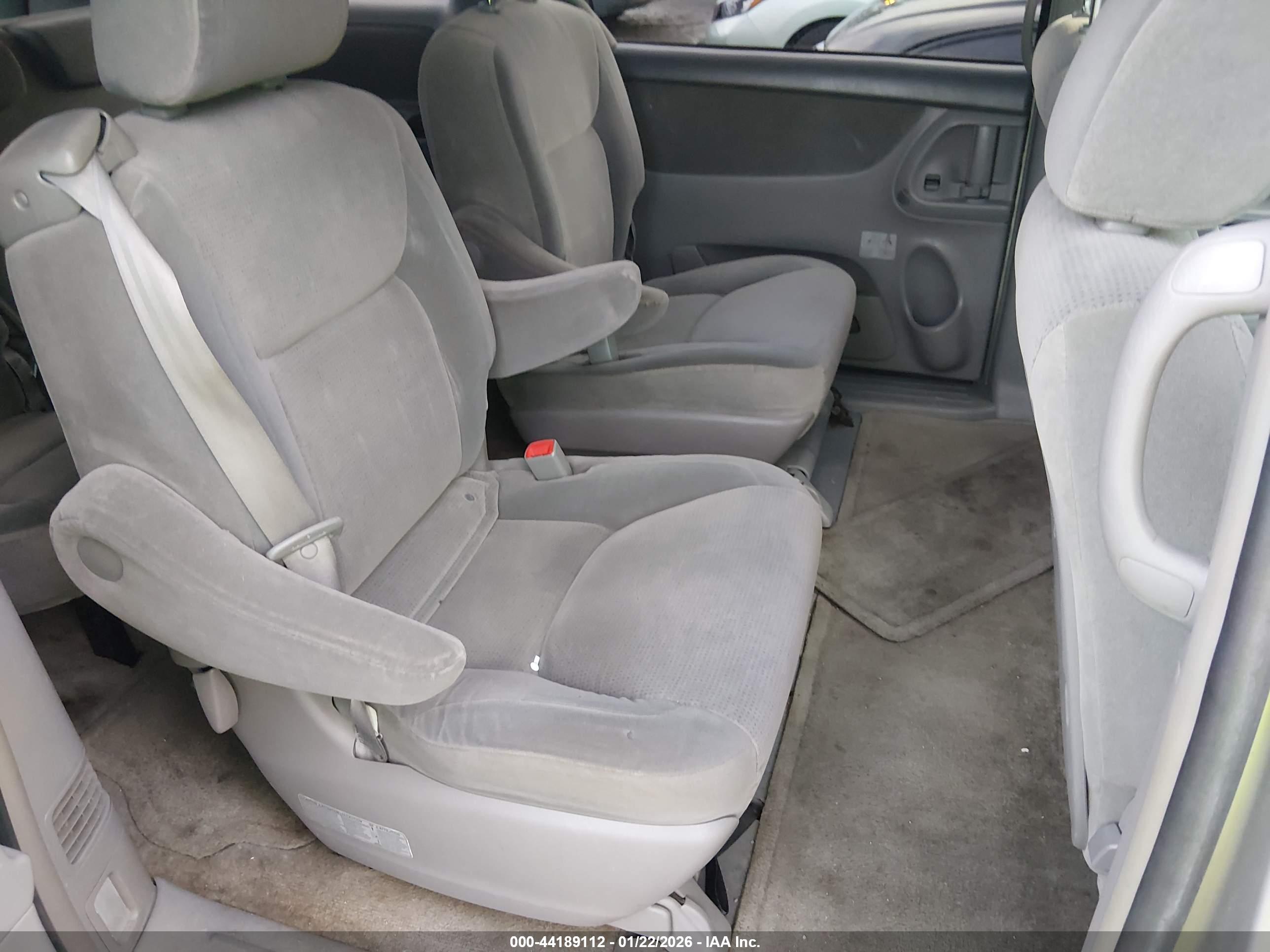 TOYOTA SIENNA image 8