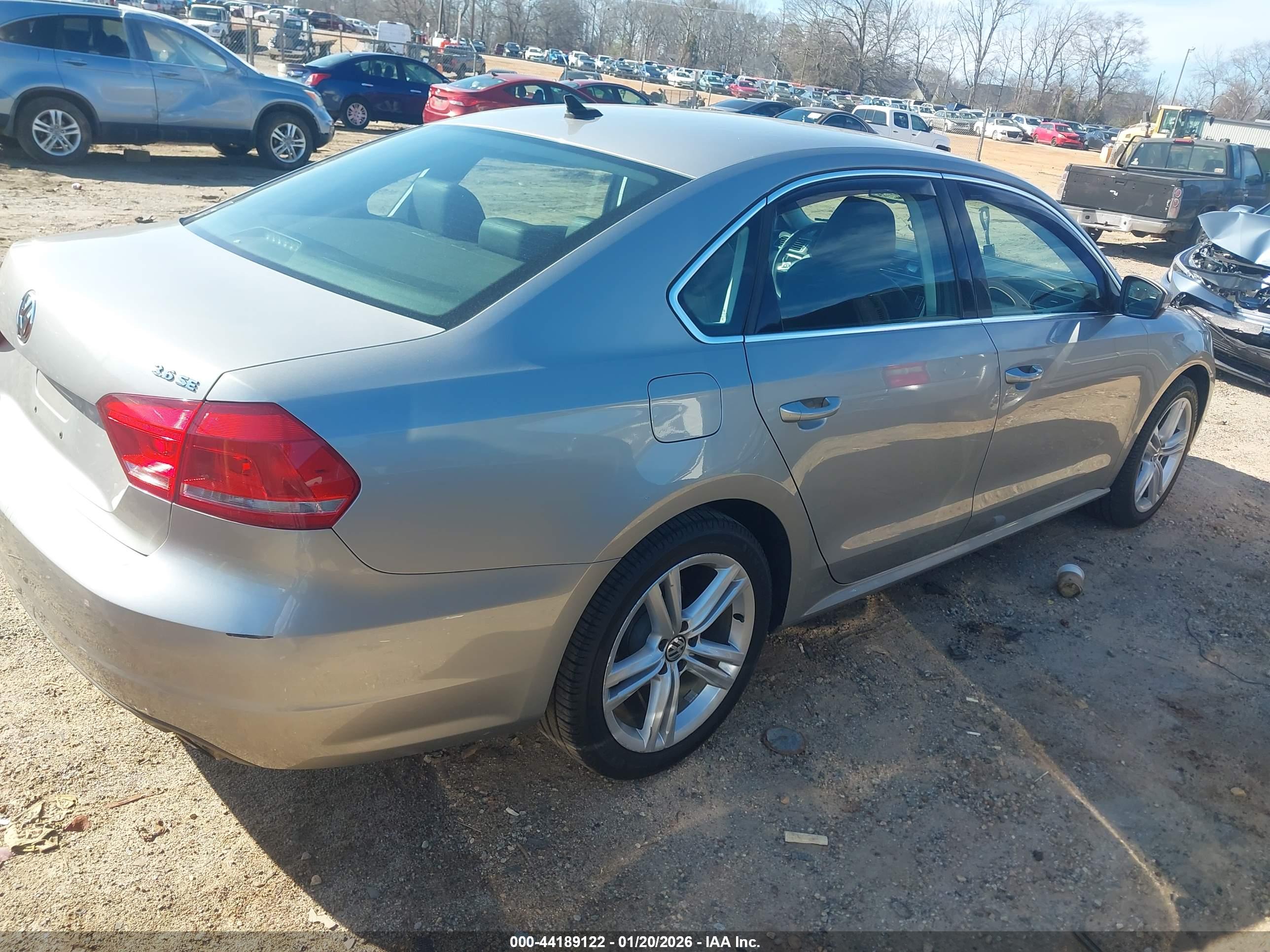 VOLKSWAGEN PASSAT image 4