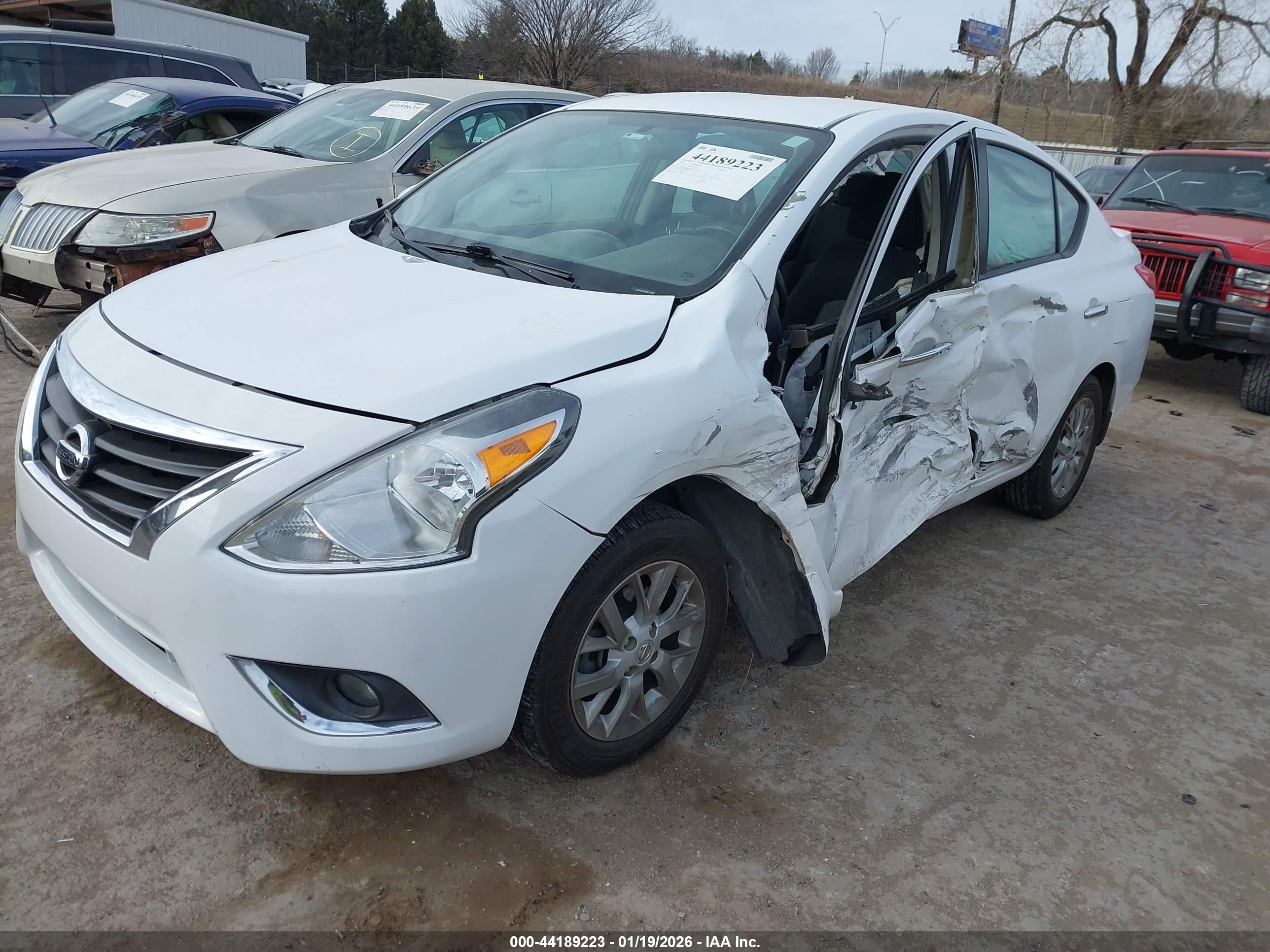 NISSAN VERSA image 2