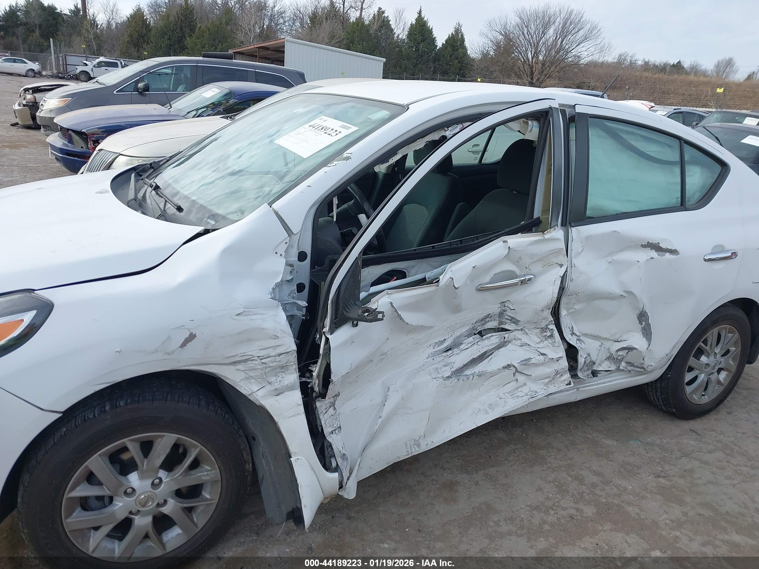 NISSAN VERSA image 6
