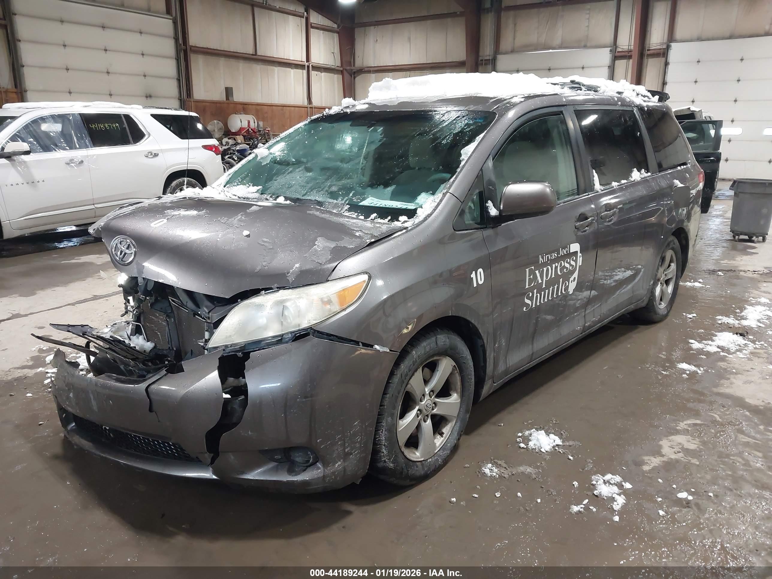 TOYOTA SIENNA image 2