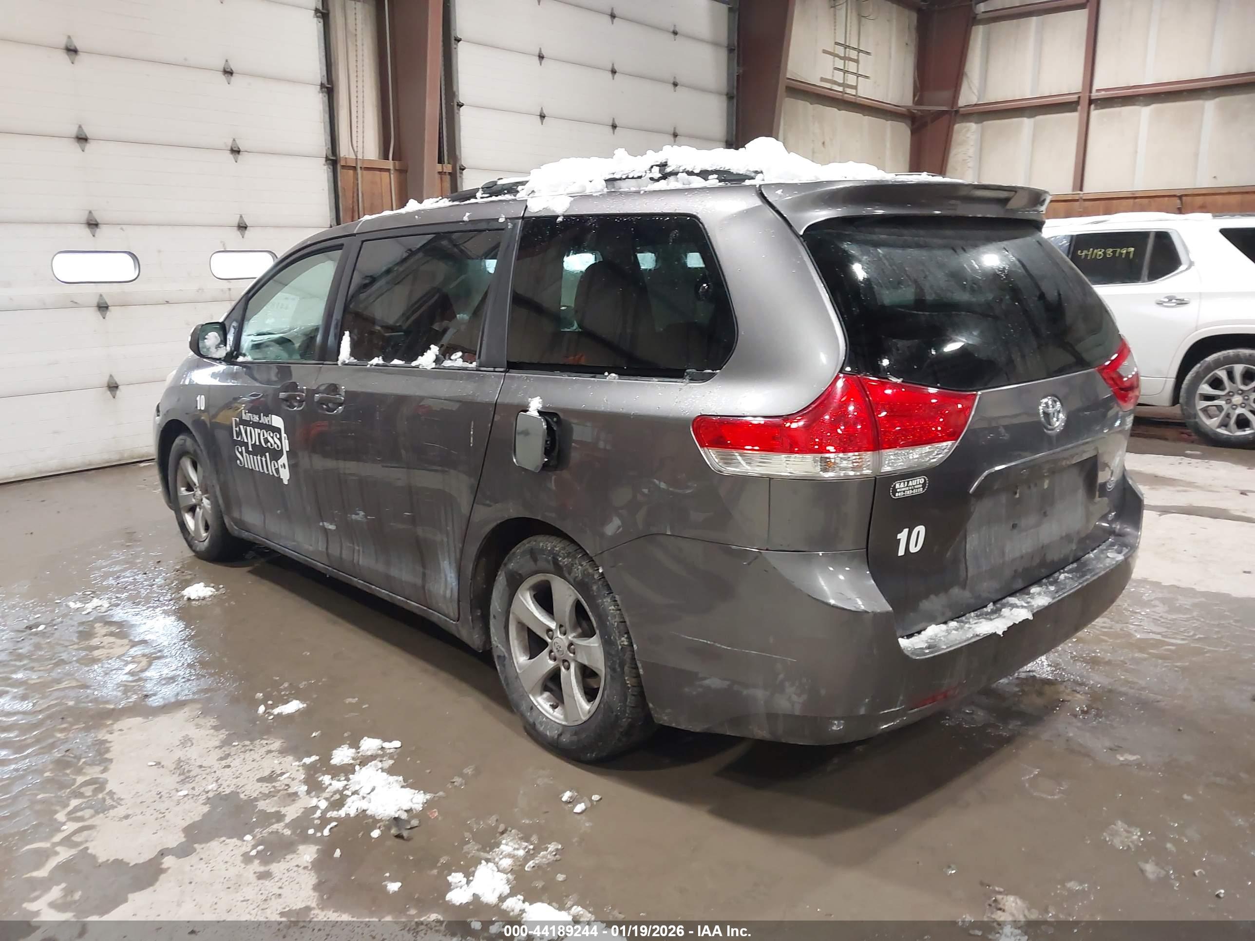 TOYOTA SIENNA image 3