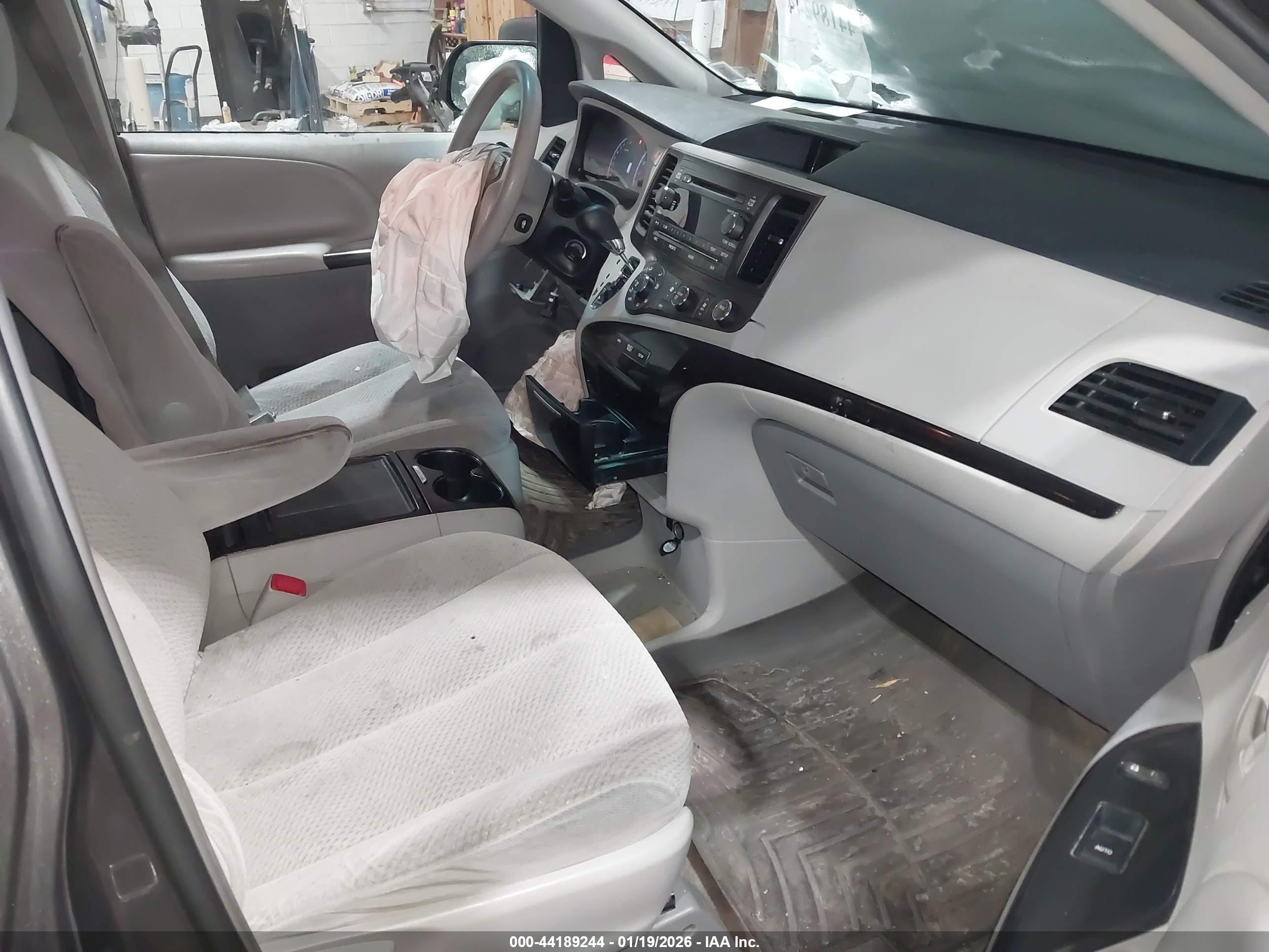 TOYOTA SIENNA image 5