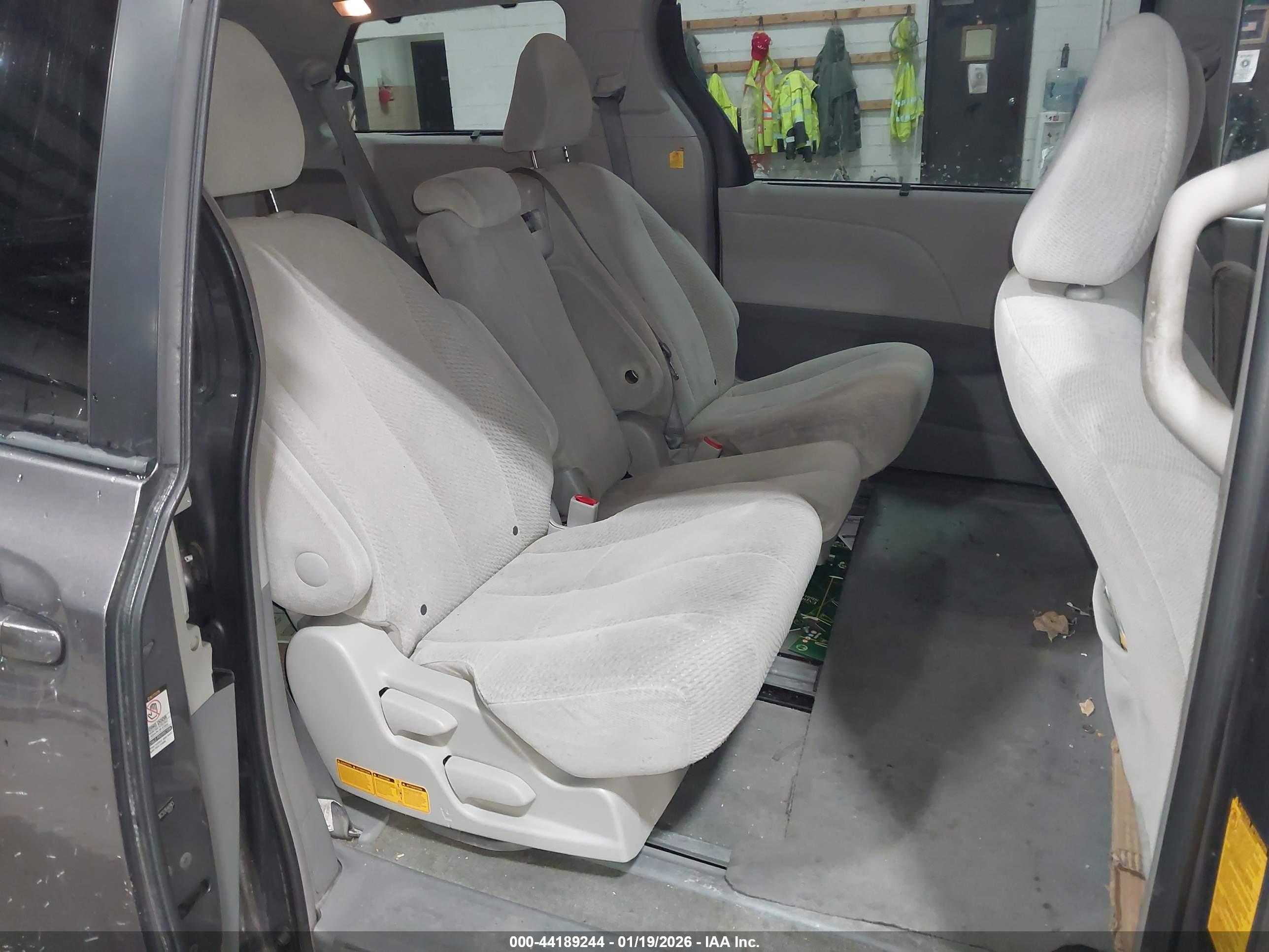TOYOTA SIENNA image 8