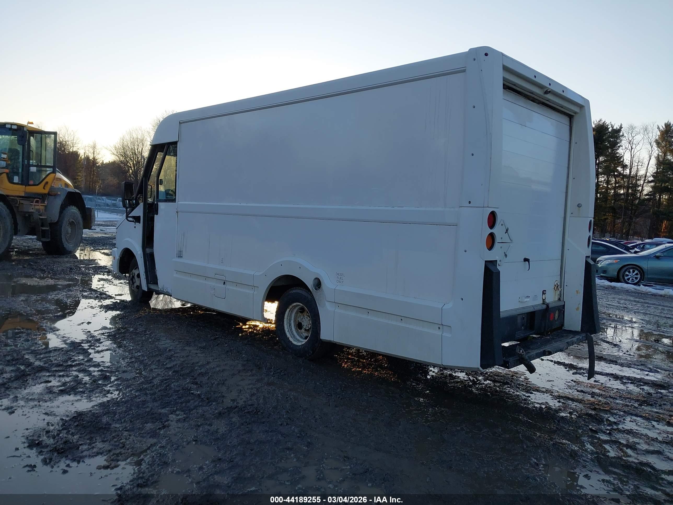 ISUZU COMMERCIAL image 3