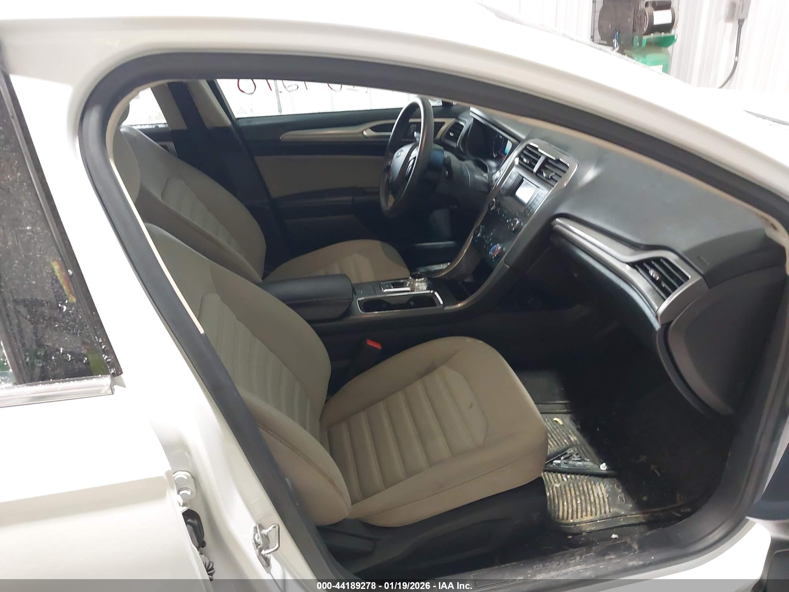 FORD FUSION image 5