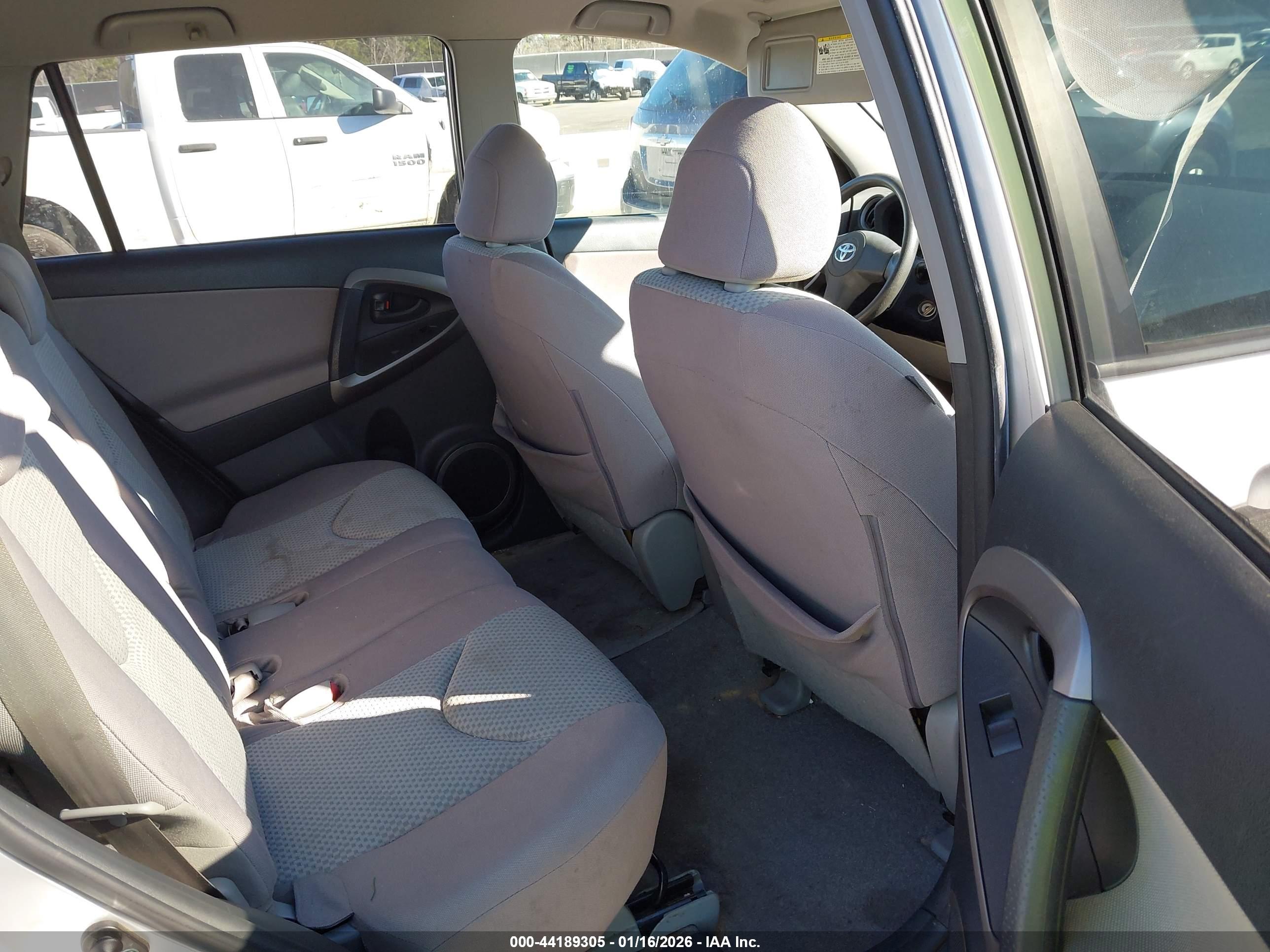 TOYOTA RAV4 image 8