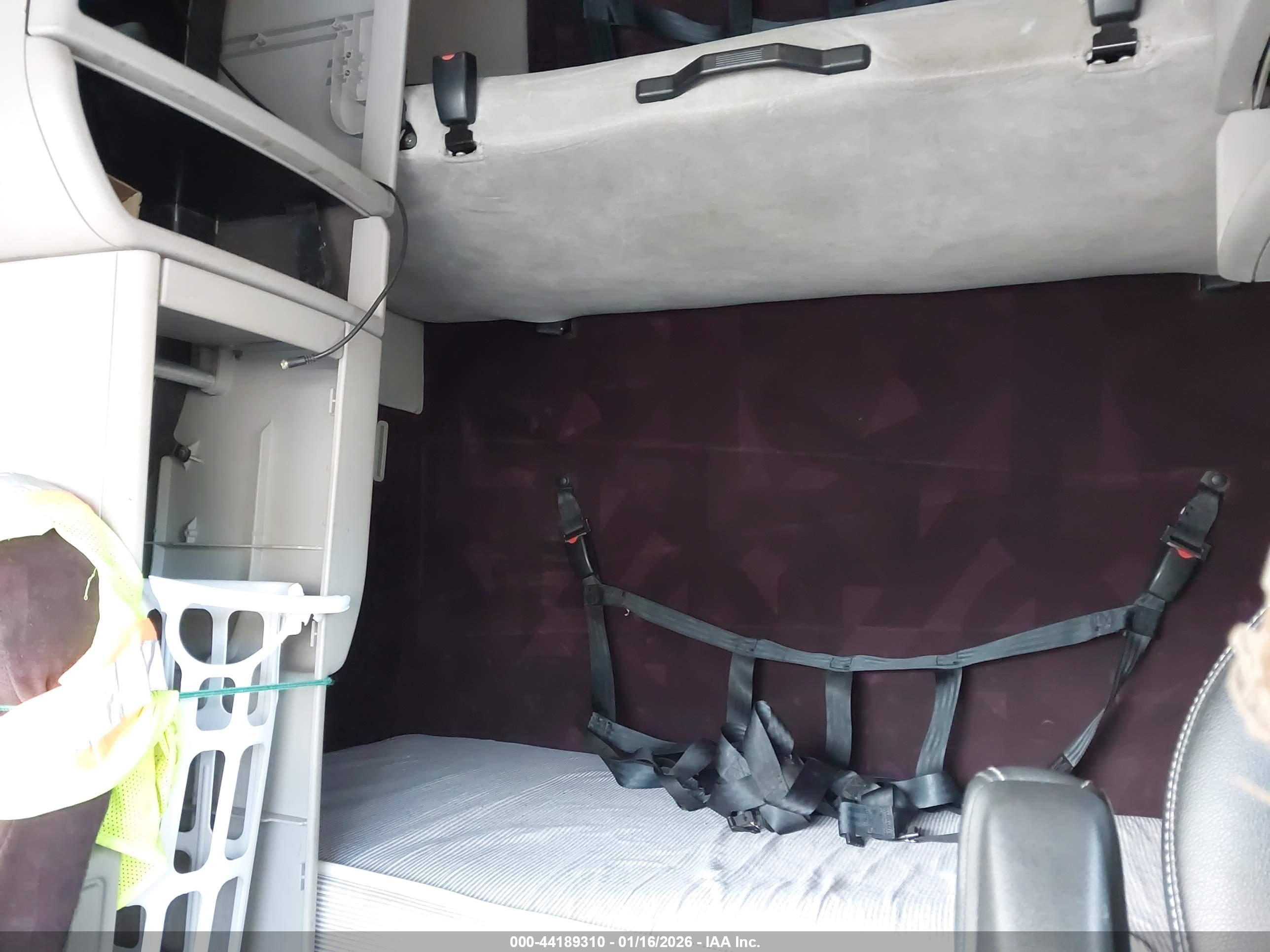 VOLVO VN image 7