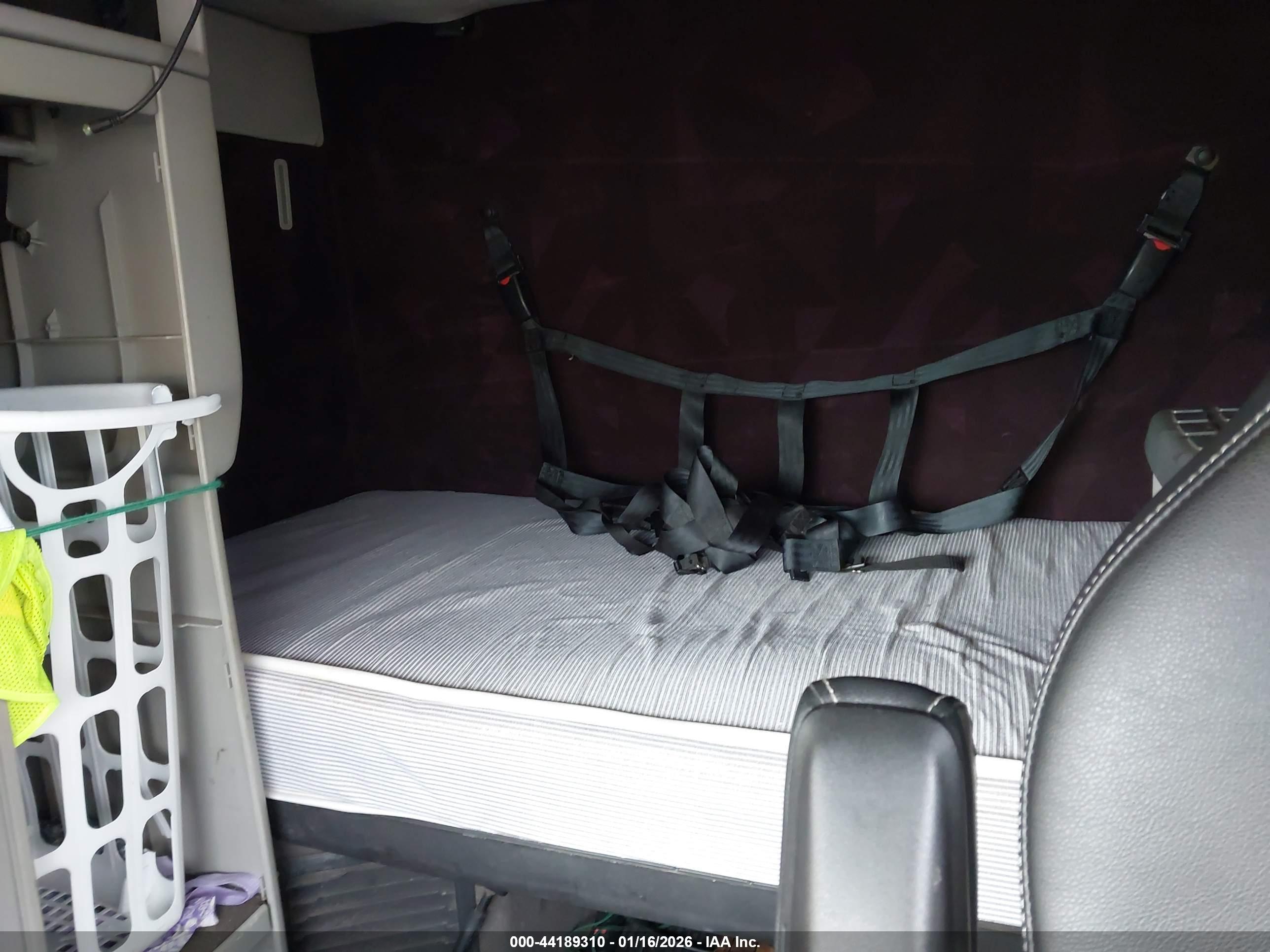 VOLVO VN image 8