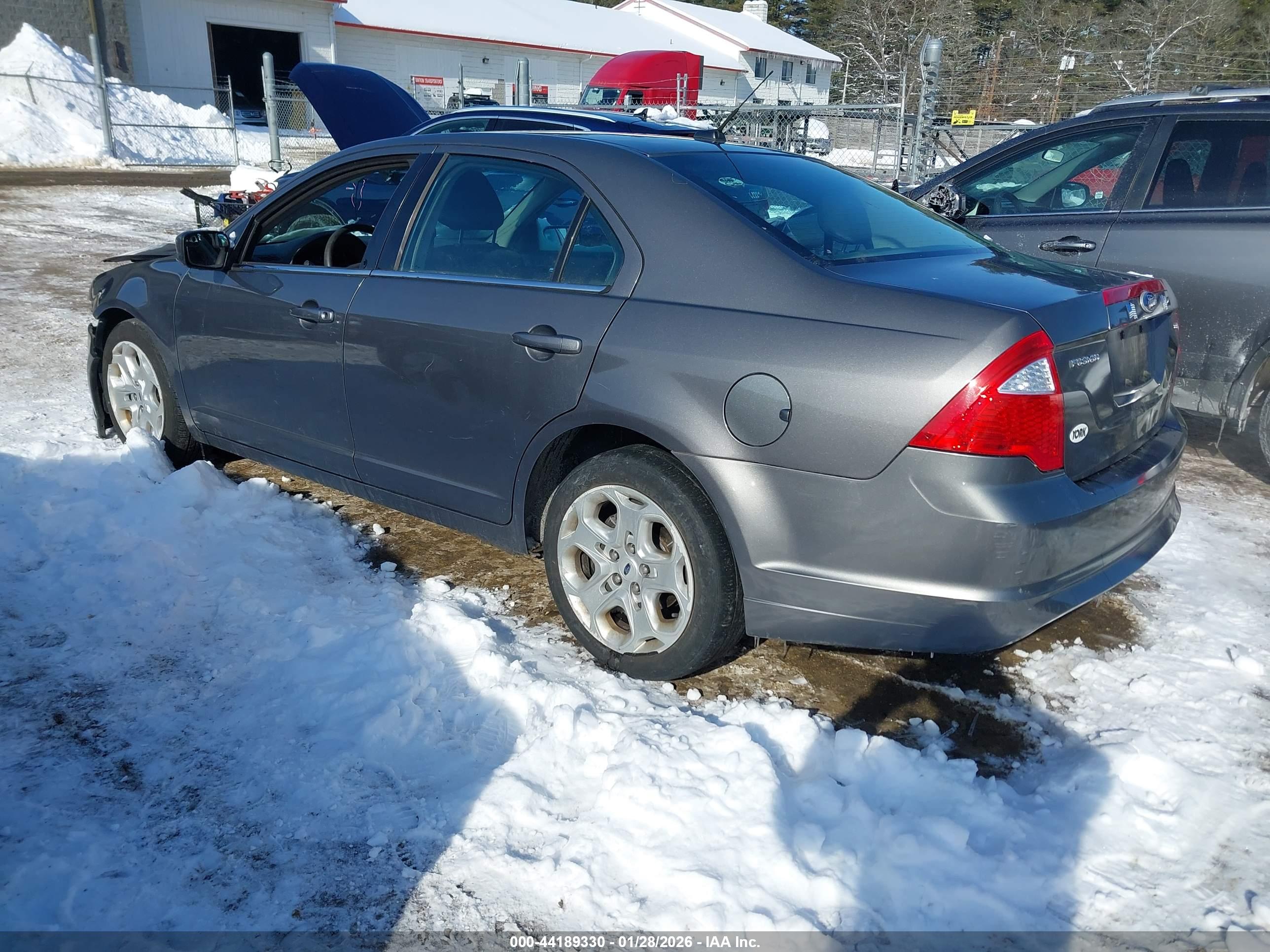 FORD FUSION image 3